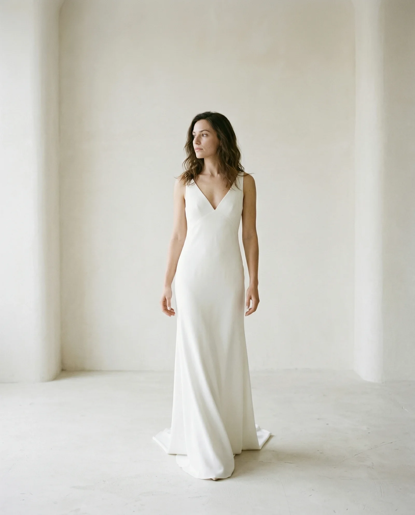 Robe de mariée fluide à fines bretelles et décolleté en V, modèle Isabelle, collection La Septième