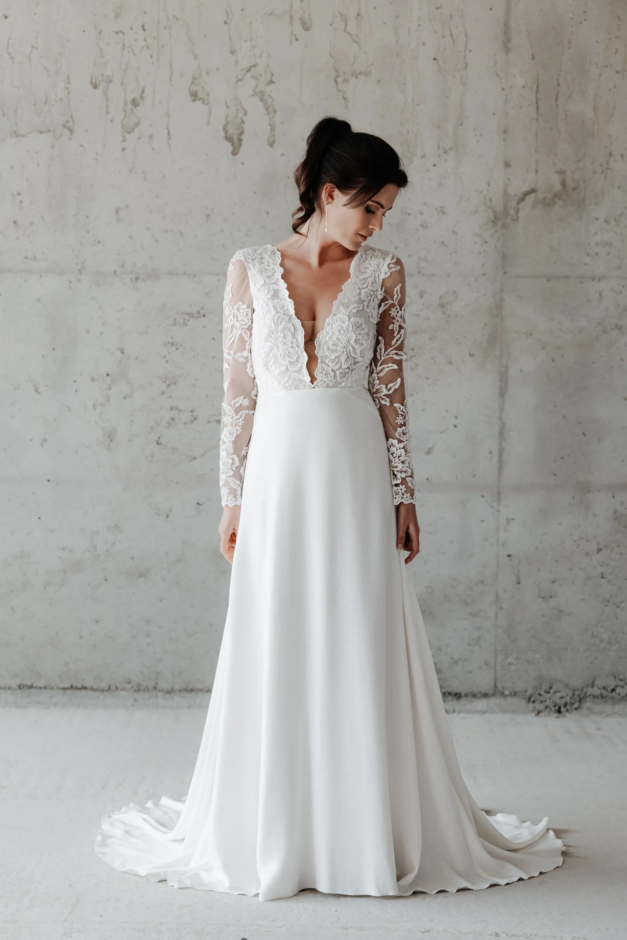 Robe de mariée Jennah à manches longues en dentelle et décolleté en V, collection La Cinquième