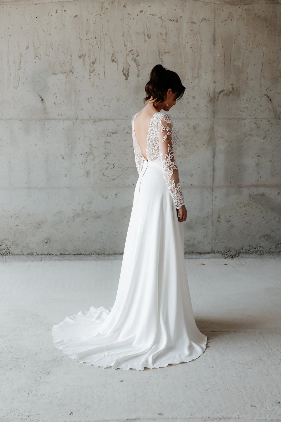 Robe Jennah de profil, dos en dentelle et traîne arrondie