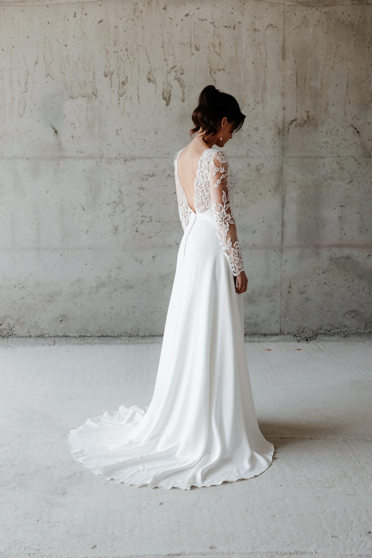 Robe Jennah de profil, dos en dentelle et traîne arrondie