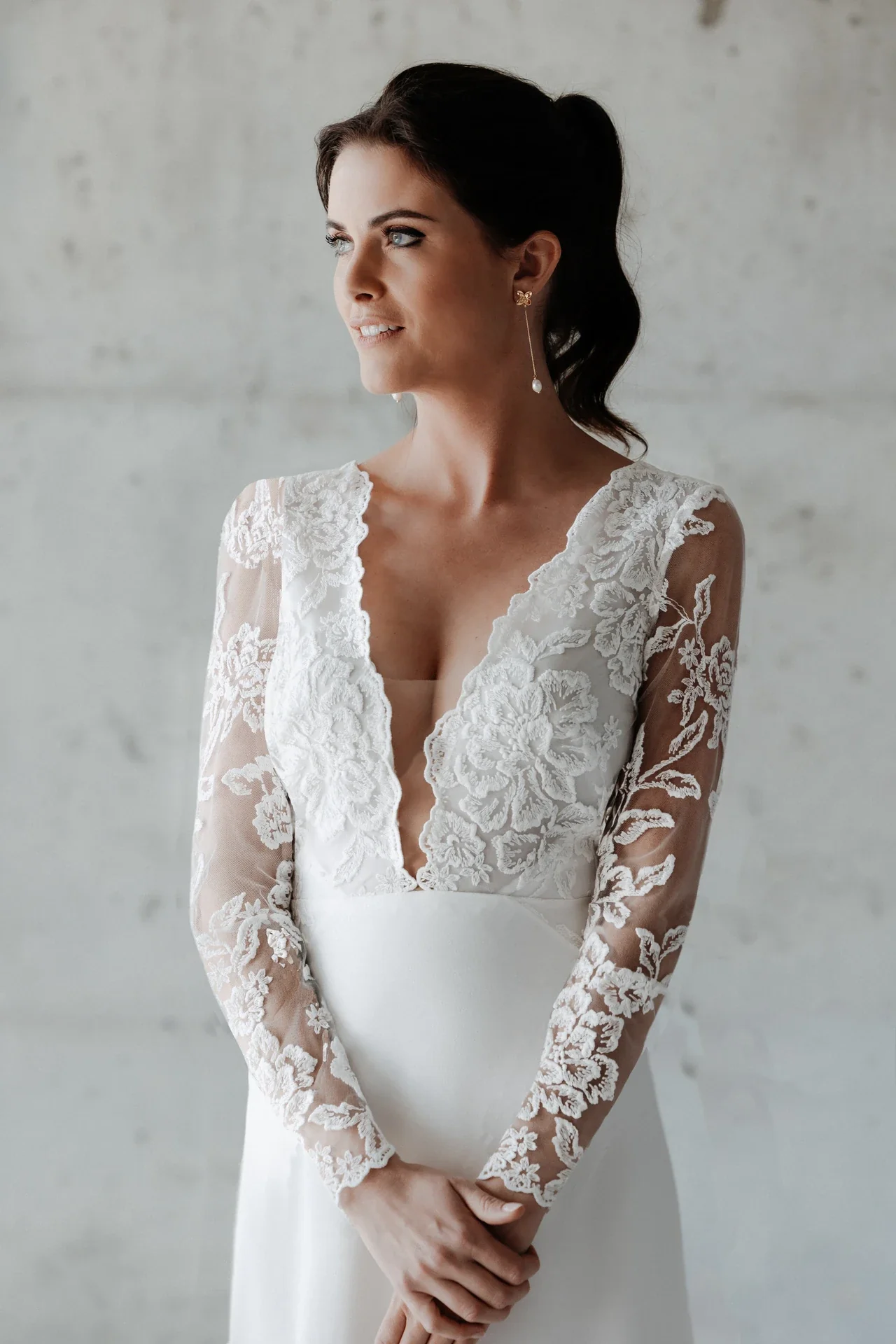 Décolleté en V profond bordé de dentelle de la robe Jennah