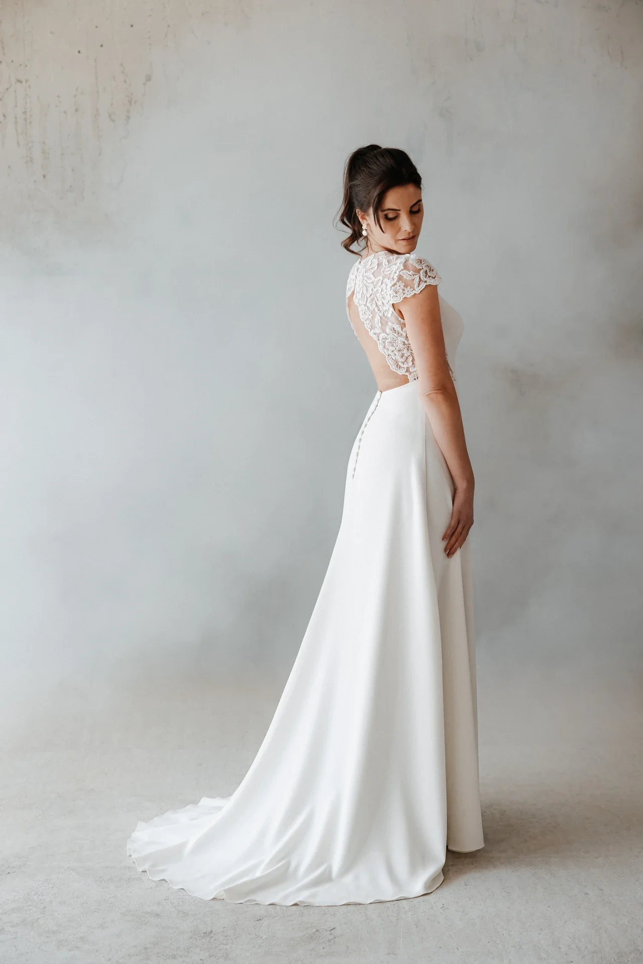Robe Jolene vue de dos, dos nu encadré de dentelle et traîne