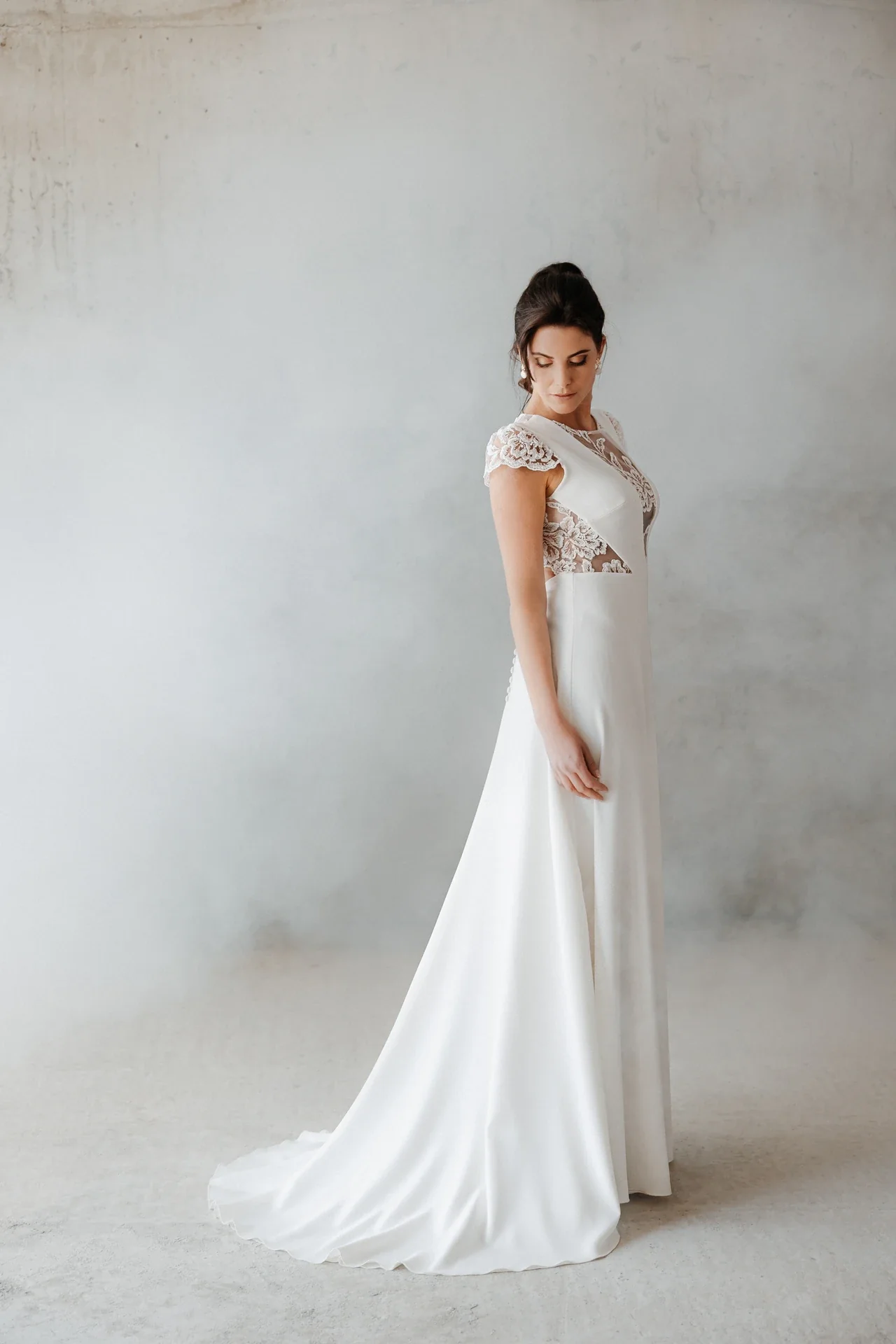 Robe Jolene de trois quarts, jupe droite à traîne