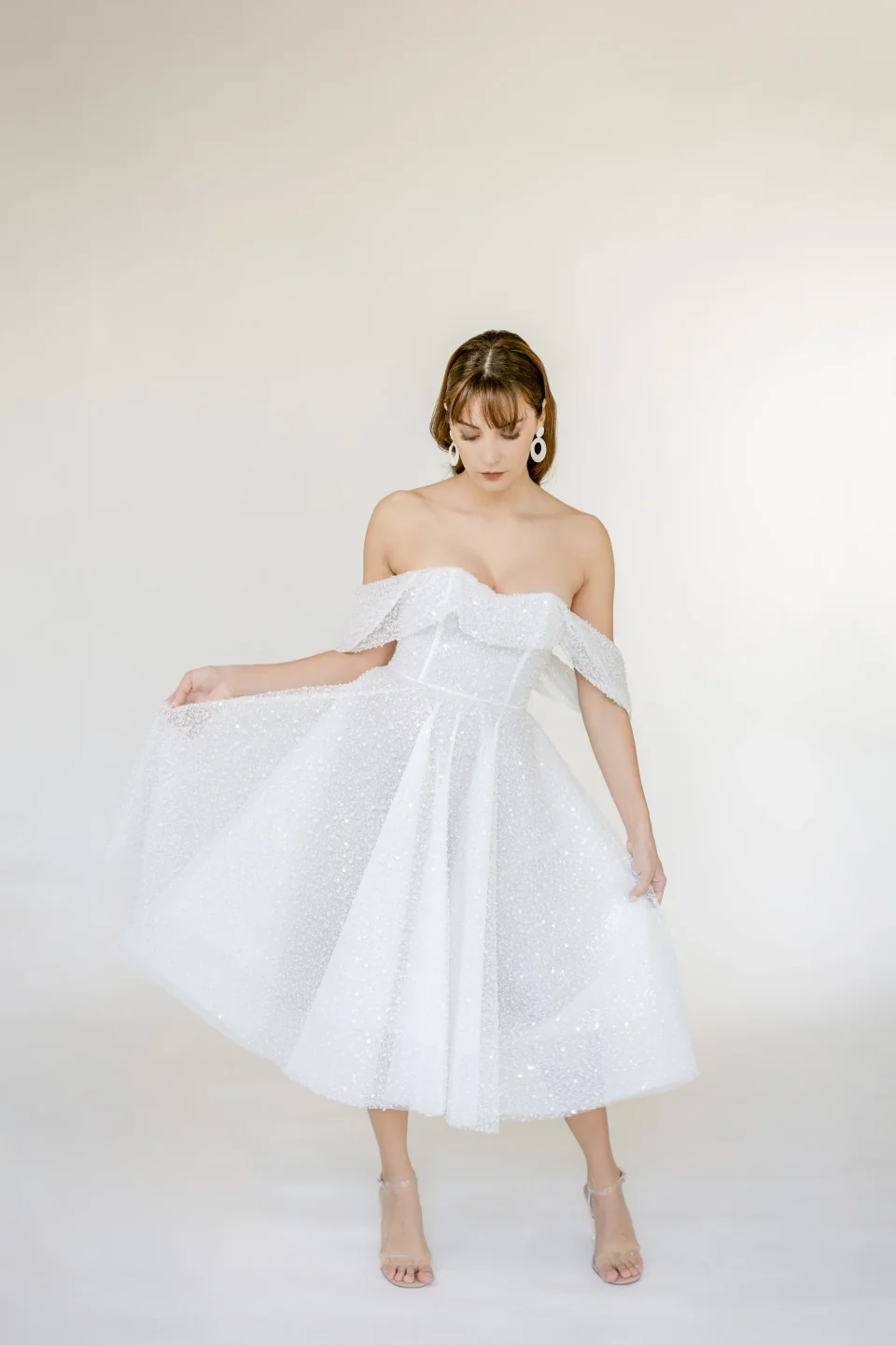 Robe Lola de face, jupe midi en tulle pailleté qui virevolte
