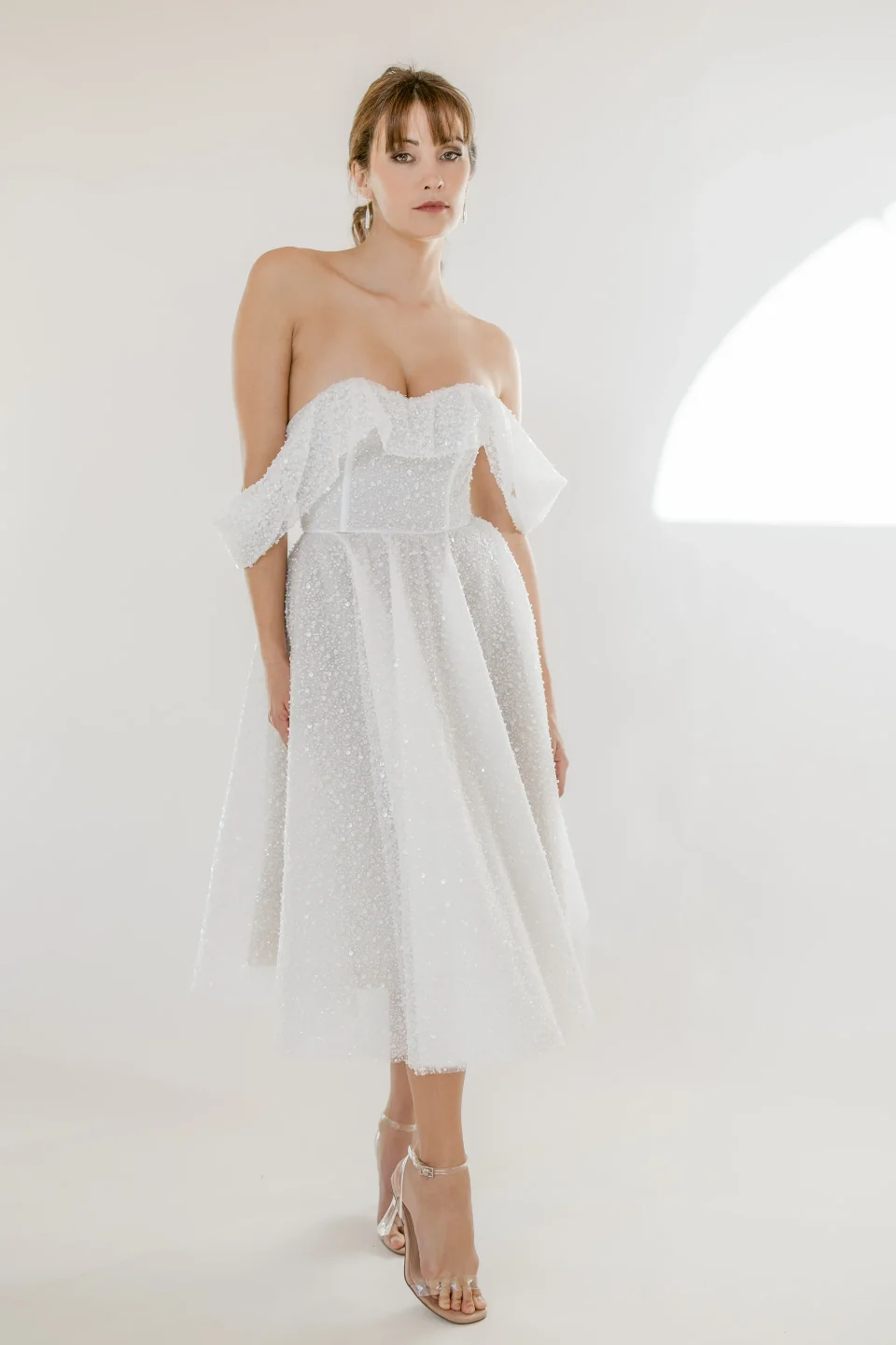 Robe courte Lola de face, bustier et épaules drapées