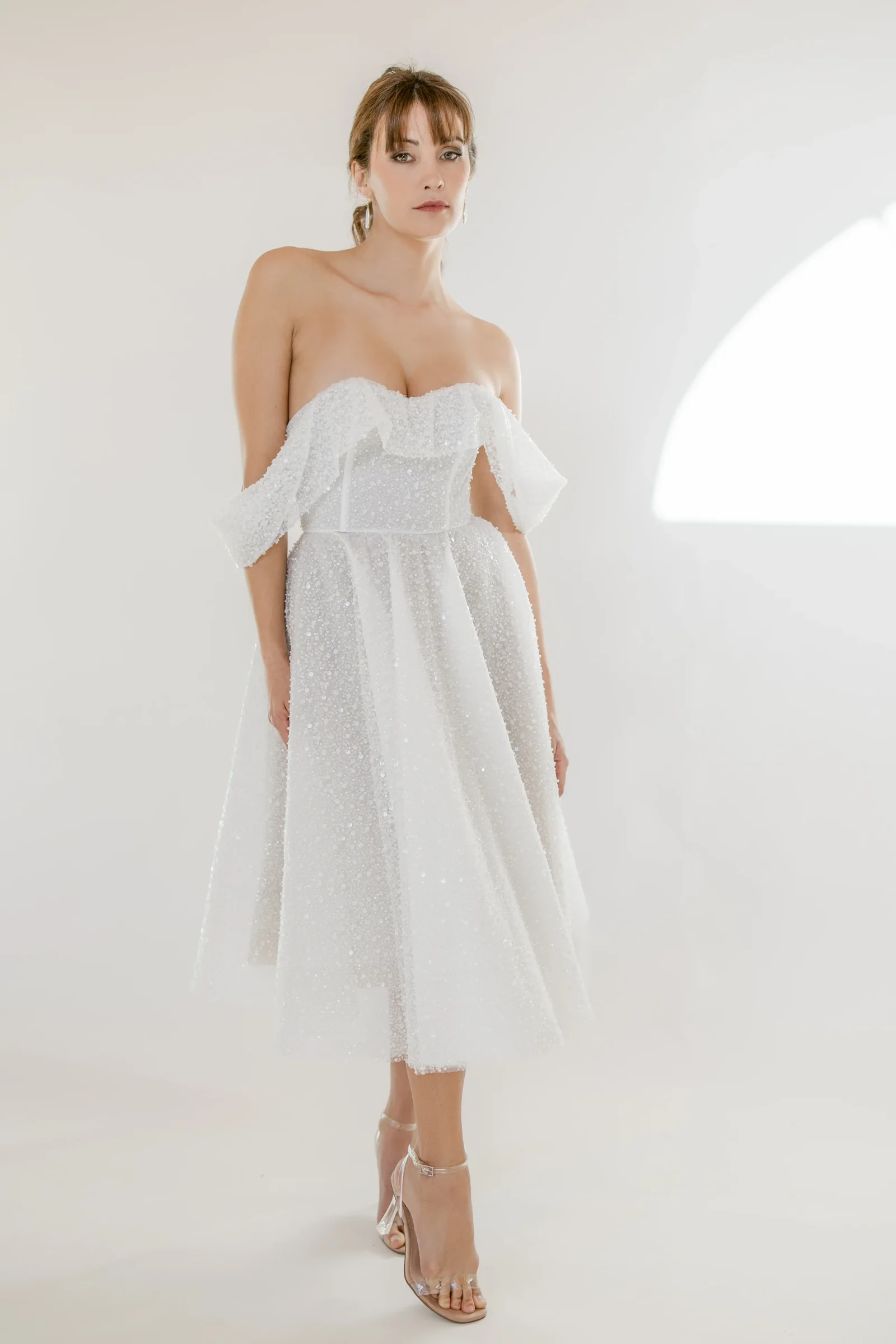 Robe courte Lola de face, bustier et épaules drapées