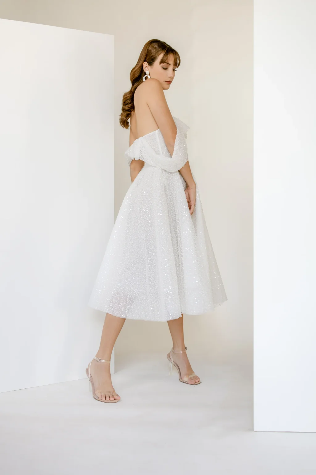 Découvrir Lola Robe de mariée courte Lola, épaules dénudées et jupe midi en tulle pailleté, collection La Sixième