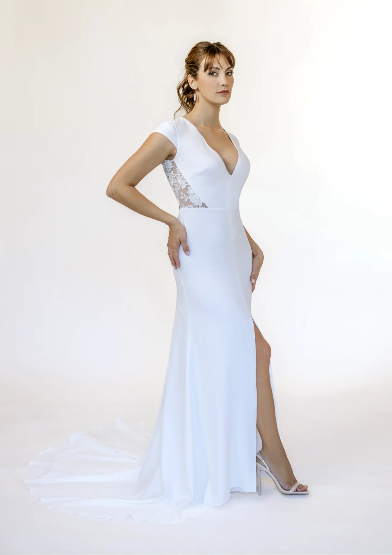 Robe de mariée Lyne à décolleté en V, mancherons et jupe fendue, collection La Sixième