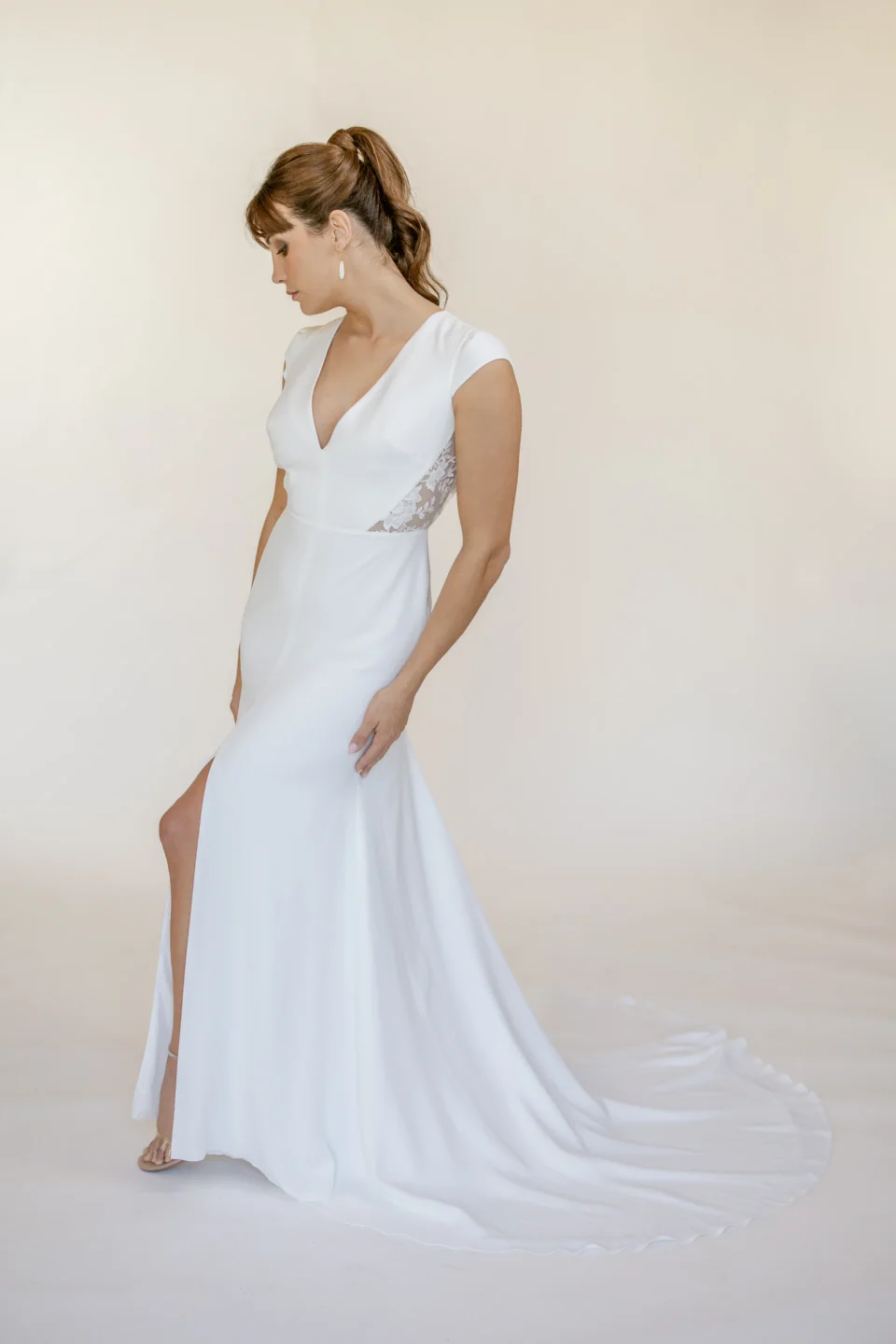 Robe Lyne de trois quarts, taille marquée de dentelle