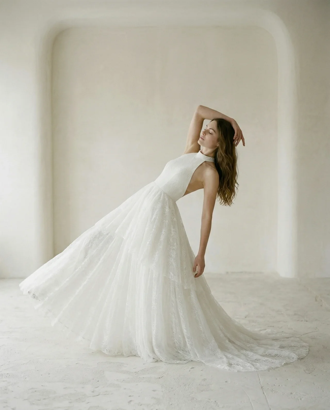 Robe de mariée avec un col licou et jupe à volants en mouvement, Marceau