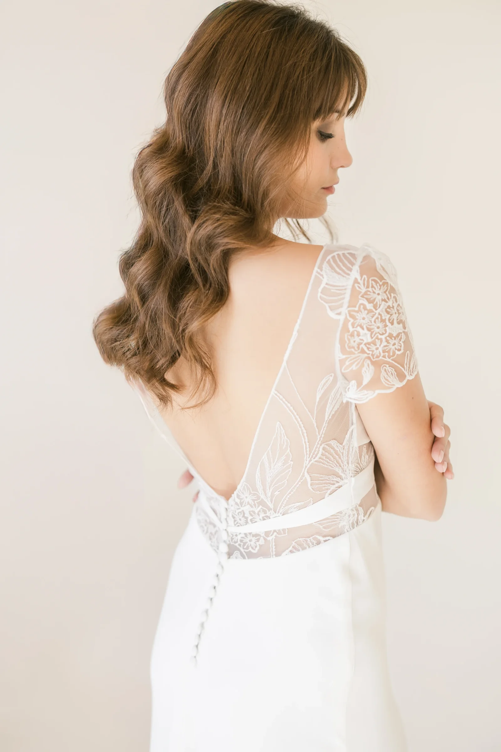 Dos en V en dentelle transparente et boutons de la robe Meryl