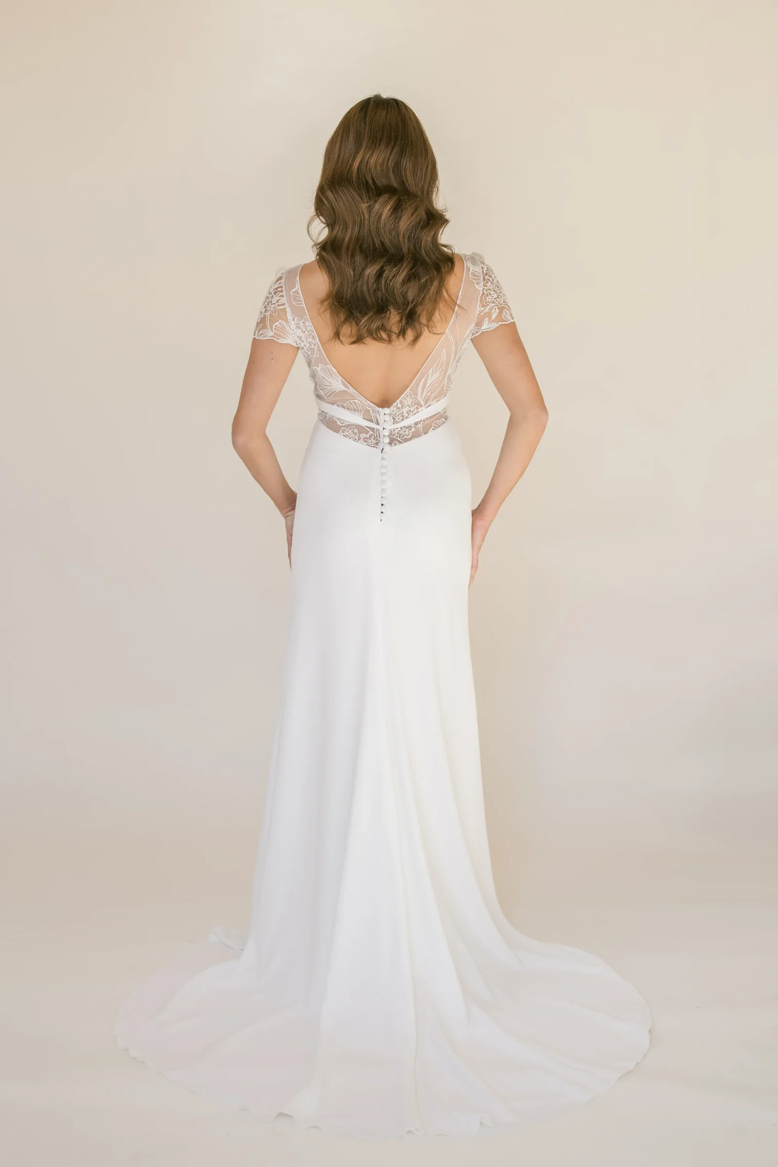 Robe Meryl vue de dos, dos en V et jupe fluide à traîne