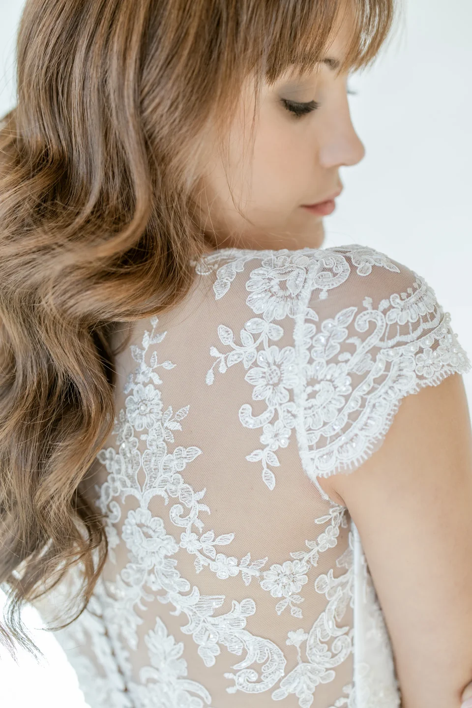 Dos transparent en dentelle fermé par des boutons, top de la robe Mila