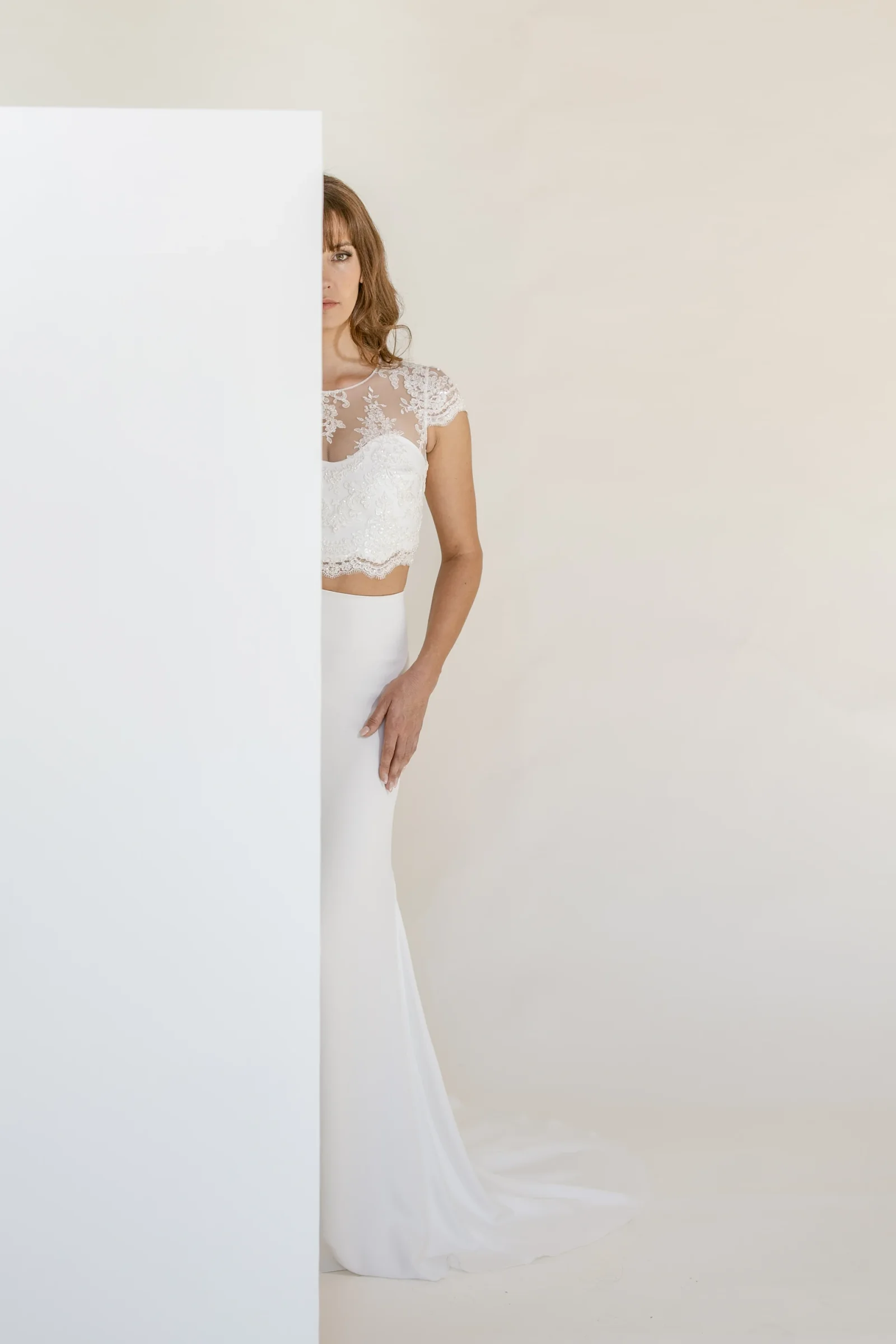 Robe deux pièces Mila à demi cachée derrière un panneau blanc