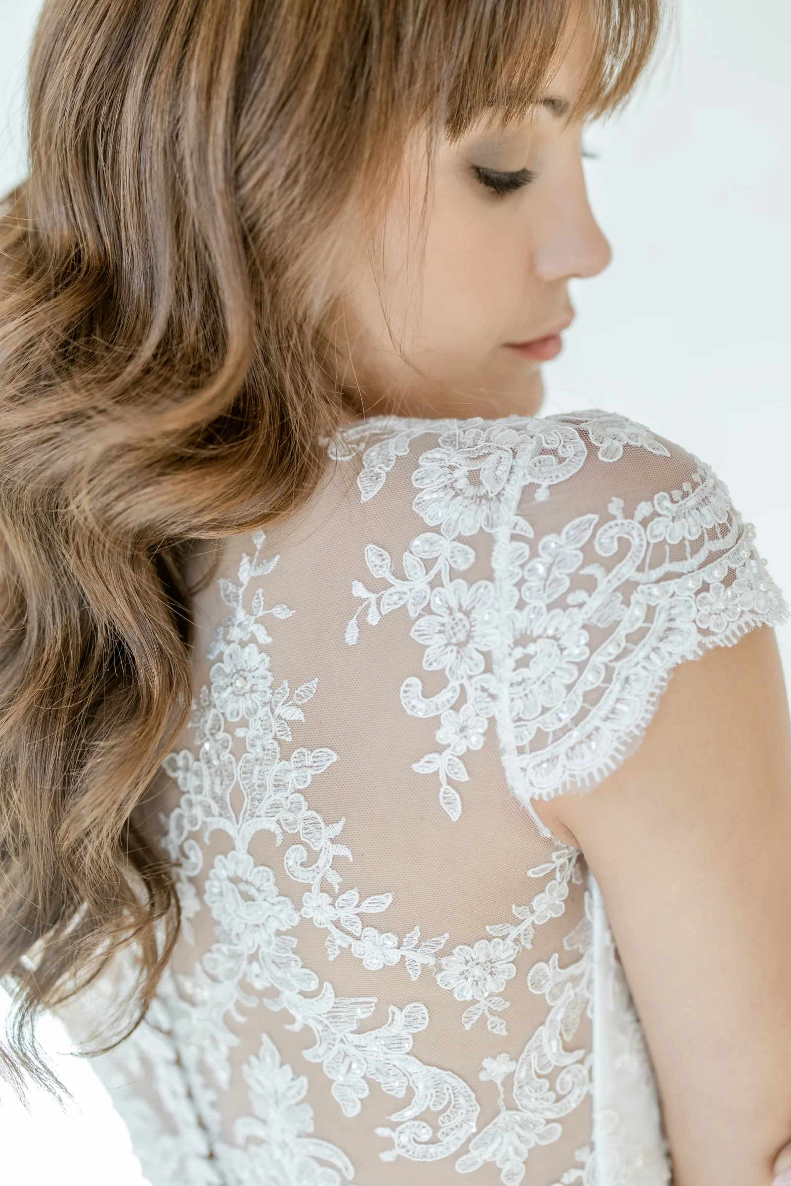 Dos transparent en dentelle fermé par des boutons, top de la robe Mila