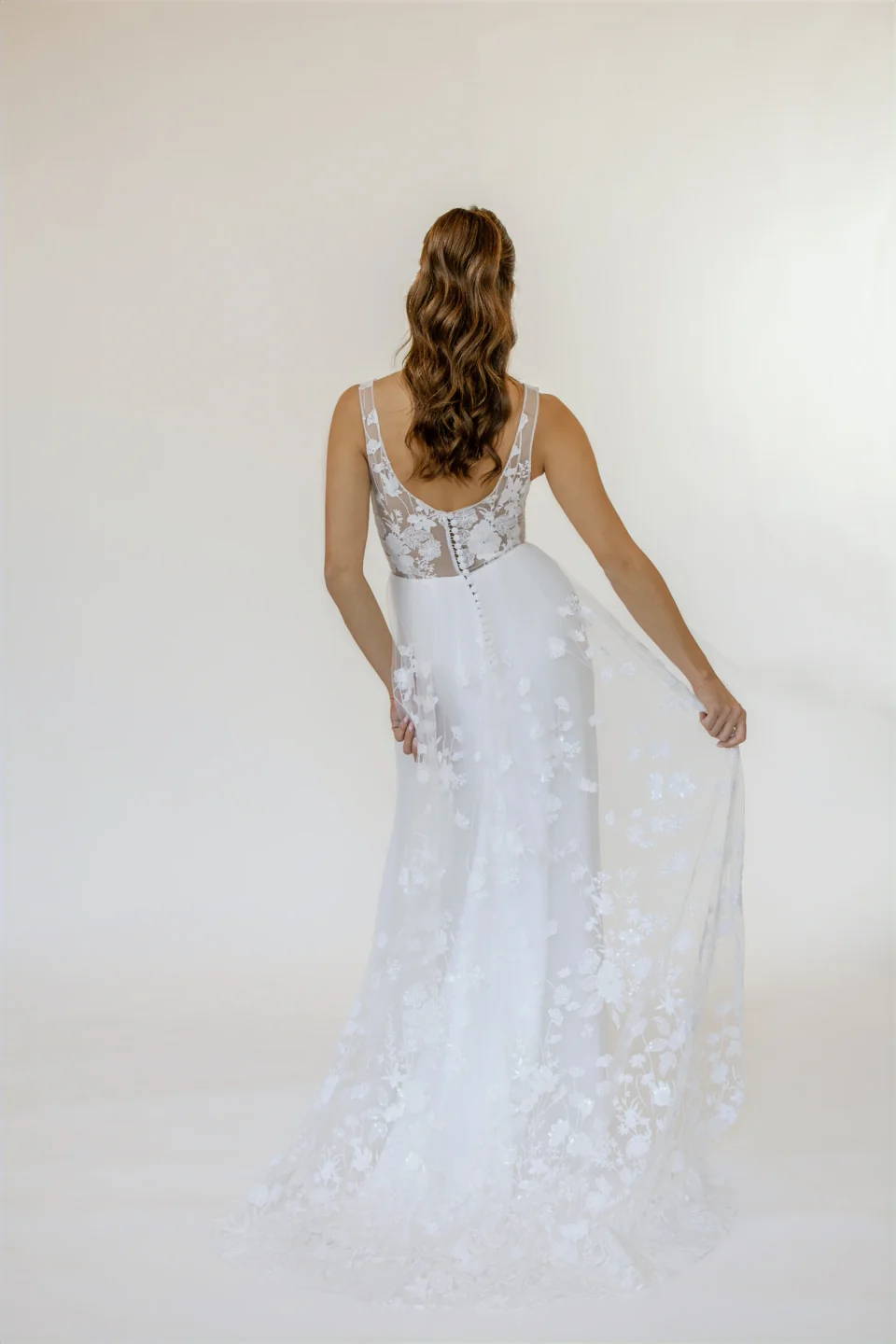Corset lingerie en tulle brodé pailleté et bretelles larges de la robe Mona
