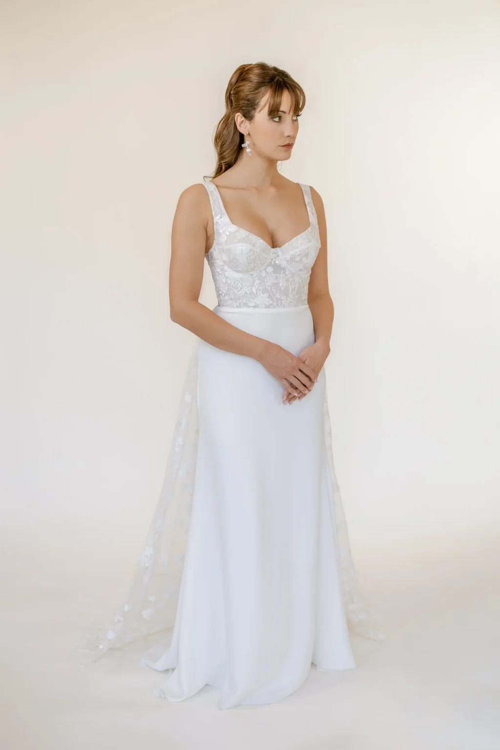 Découvrir Mona Robe de mariée Mona, corset lingerie en tulle brodé pailleté, collection La Sixième