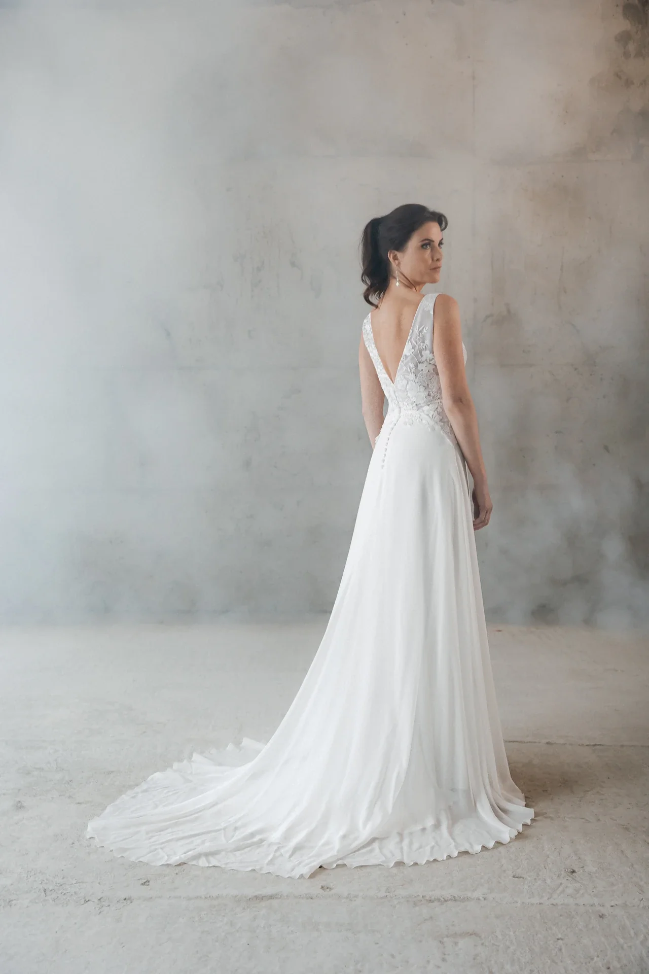 Robe de mariée O'hara de dos, décolleté en V et jupe fluide à traîne, collection La Cinquième