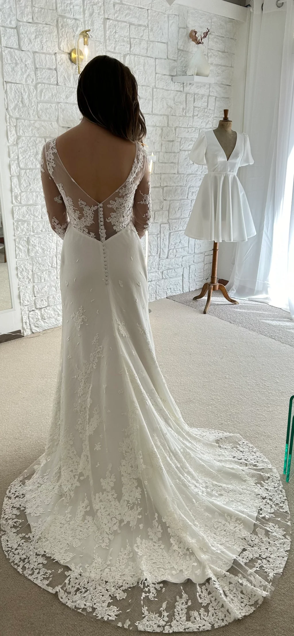 Abigael, robe en promotion Robe de mariée Abigael en promotion, dos en dentelle et longue traîne, essayée au showroom