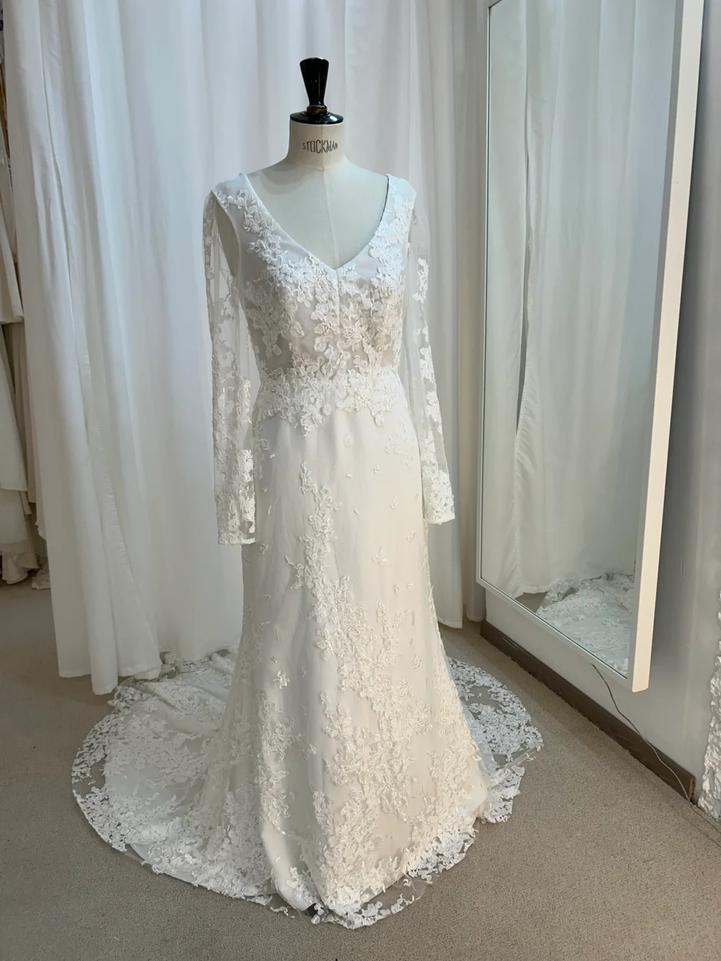Abigaelle, robe en promotion Robe de mariée Abigaelle en promotion, dentelle à manches longues, sur mannequin
