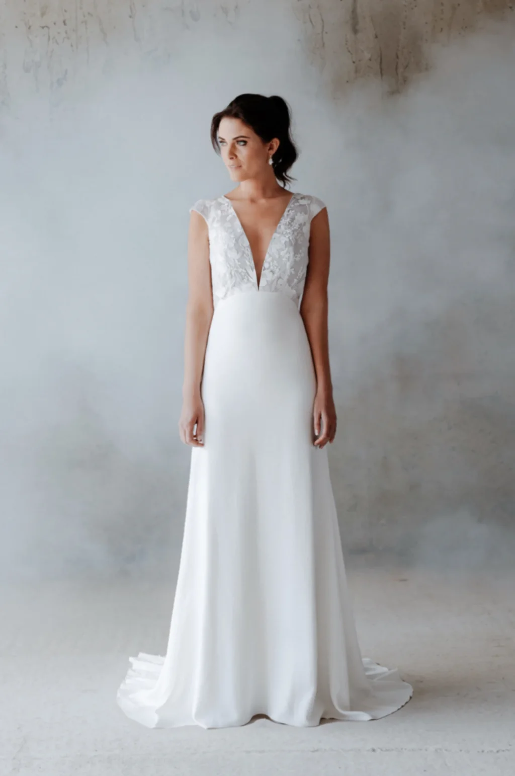 Robe de mariée Alana en promotion, décolleté en V et bretelles en dentelle