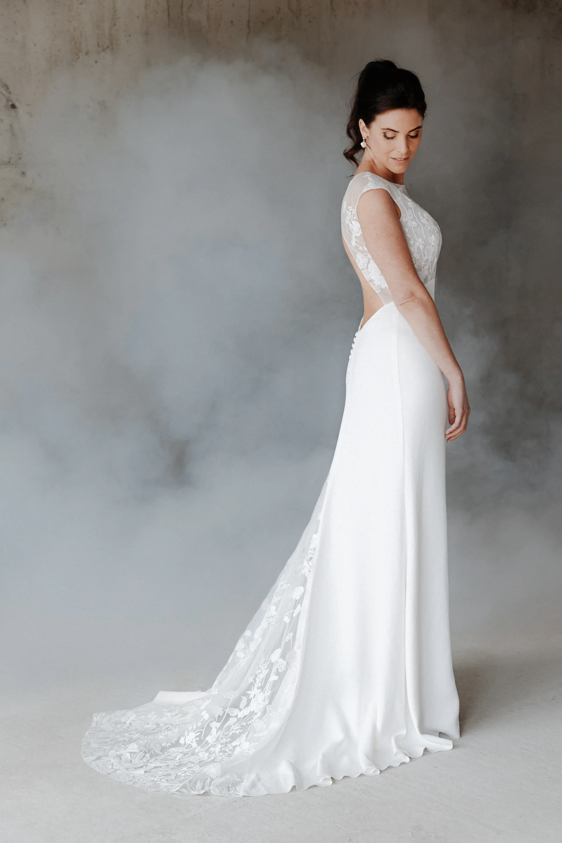 Robe de mariée Alana en promotion, de profil, dos ouvert et traîne bordée de dentelle