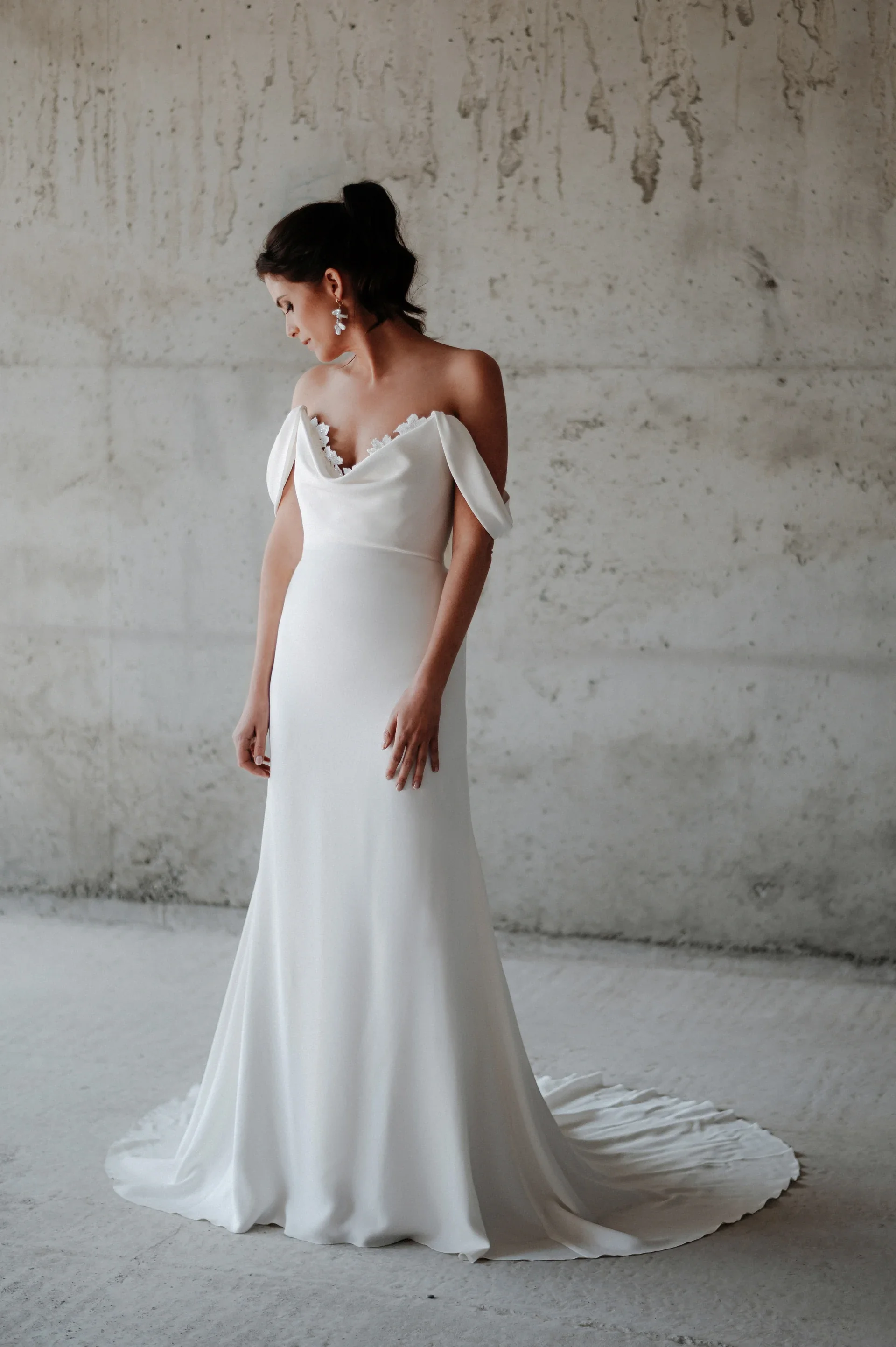 Robe de mariée Albane en promotion, épaules dénudées drapées