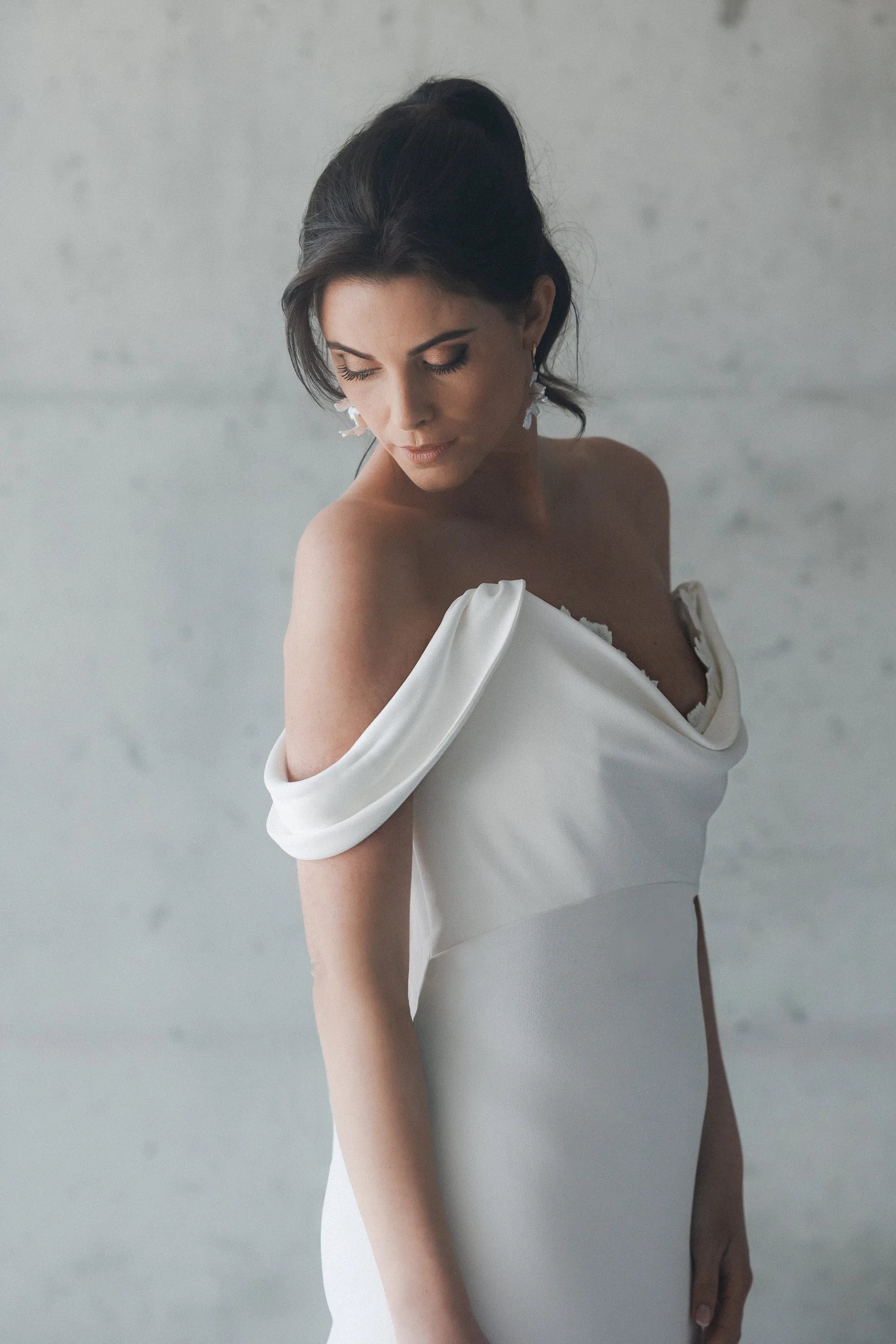 Robe de mariée Albane en promotion, détail du buste, épaules dénudées et drapé