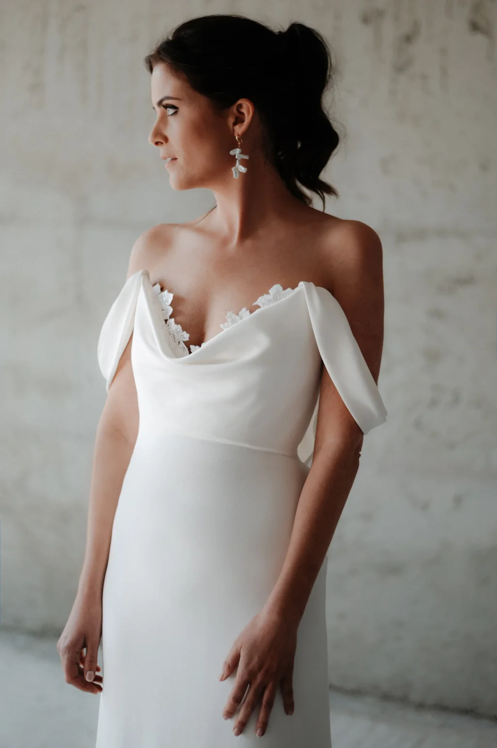 Robe de mariée Albane en promotion, de trois quarts, drapé sur les épaules