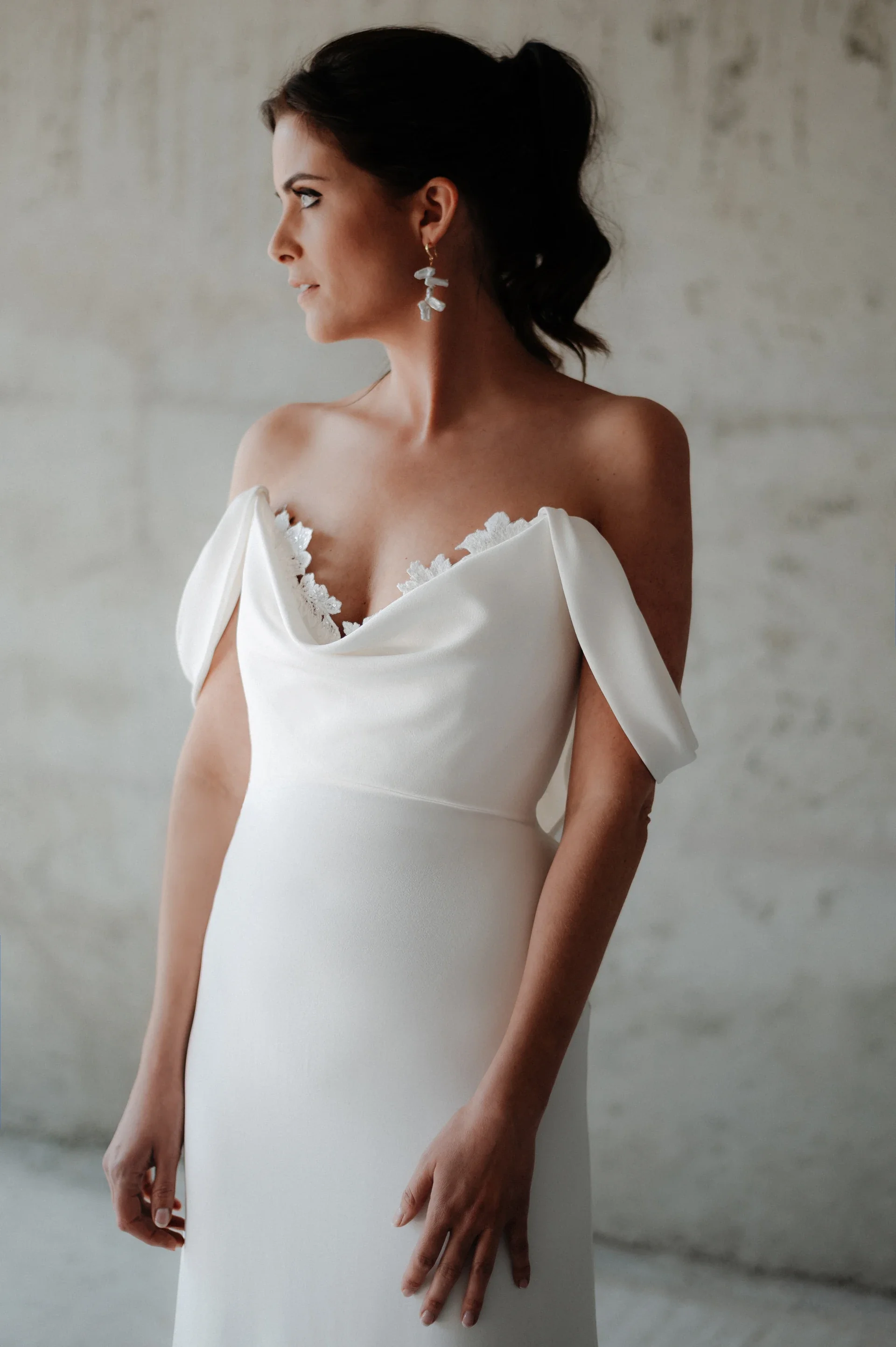 Robe de mariée Albane en promotion, de trois quarts, drapé sur les épaules