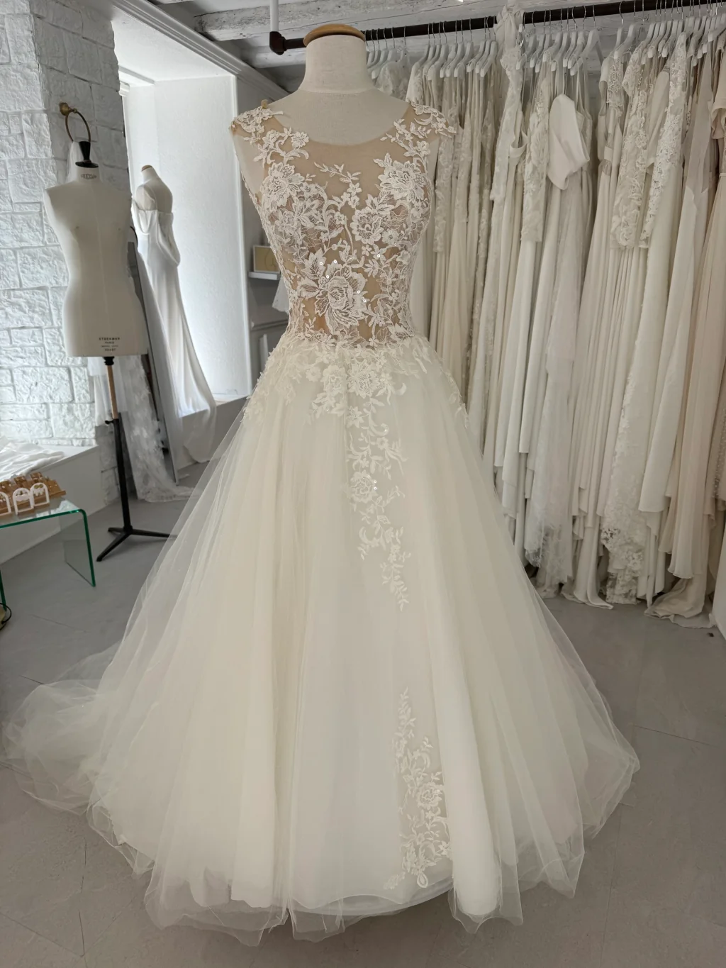 Robe de mariée Anaïs en promotion, buste brodé et jupe en tulle, sur mannequin