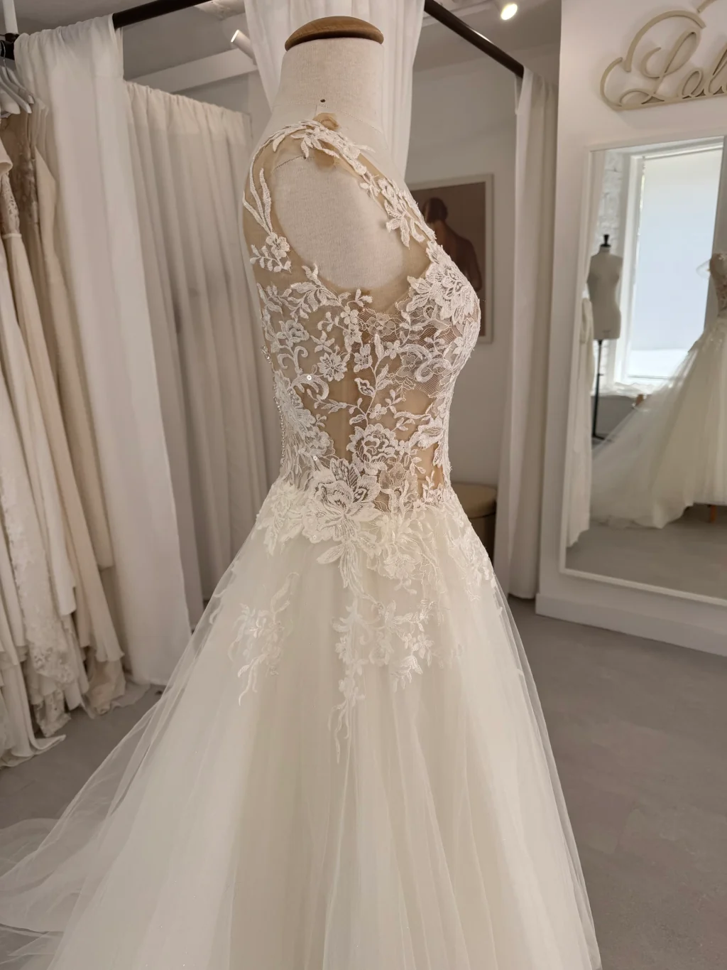 Robe de mariée Anais en promotion, de trois quarts, buste en dentelle et jupe en tulle