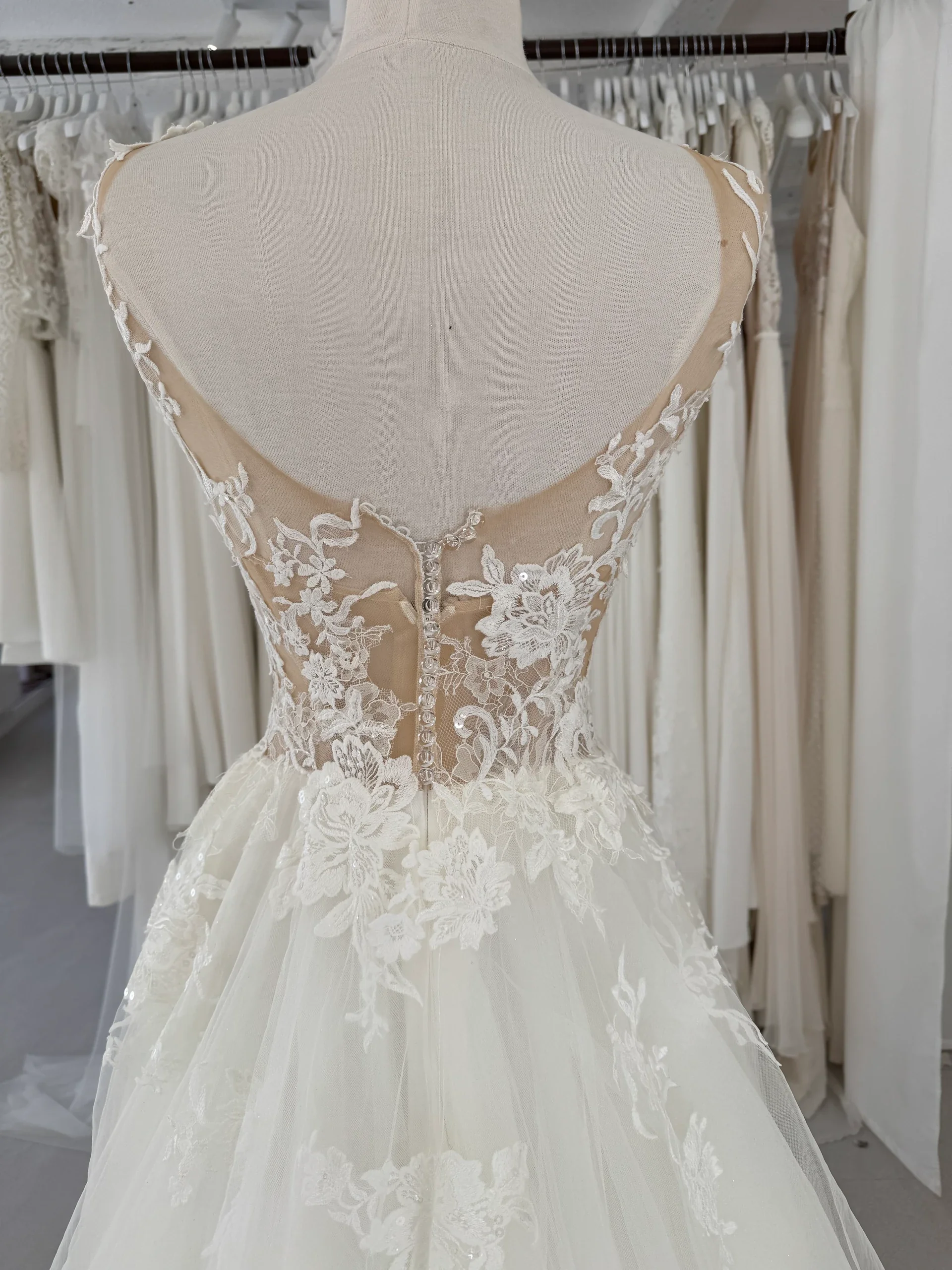 Robe de mariée Anais en promotion, sur mannequin vue de dos, dos en dentelle sur tulle