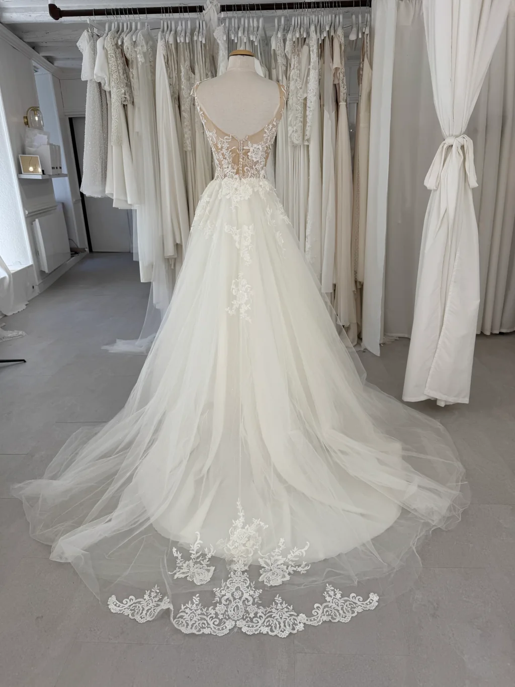 Robe de mariée Anais en promotion, vue de dos, jupe en tulle et traîne brodée