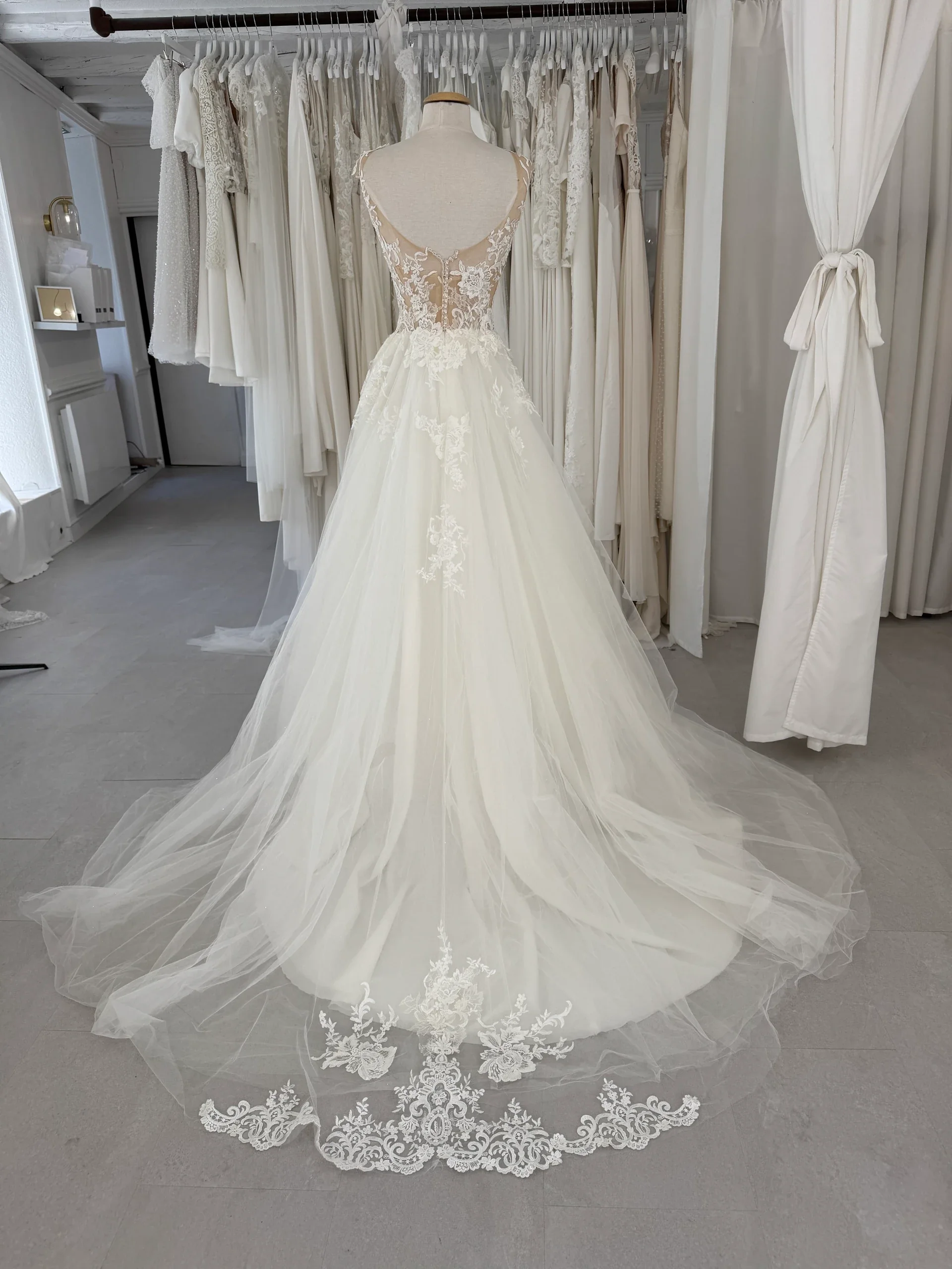 Robe de mariée Anais en promotion, vue de dos, jupe en tulle et traîne brodée