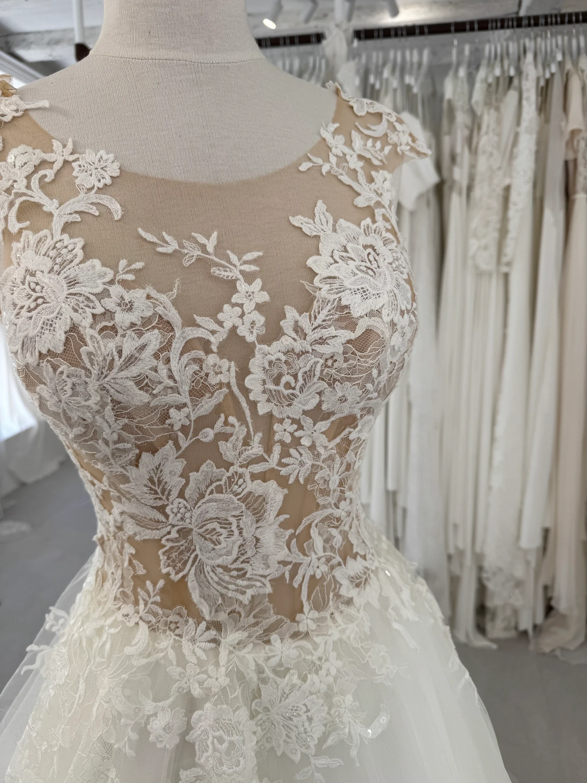 Robe de mariée Anais en promotion, détail du buste brodé sur tulle transparent
