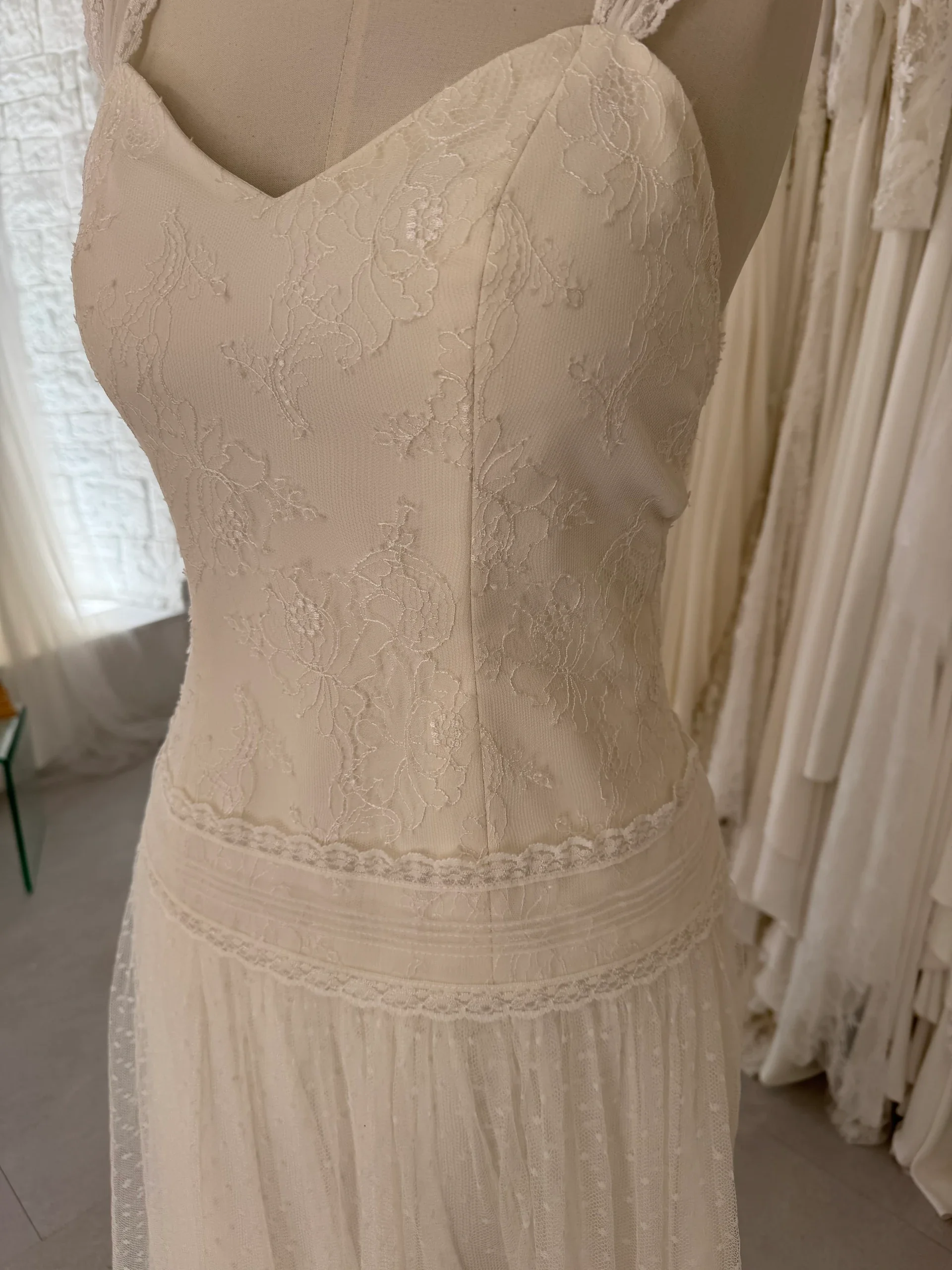 Robe de mariée Cindy en promotion, bustier en dentelle à fines bretelles
