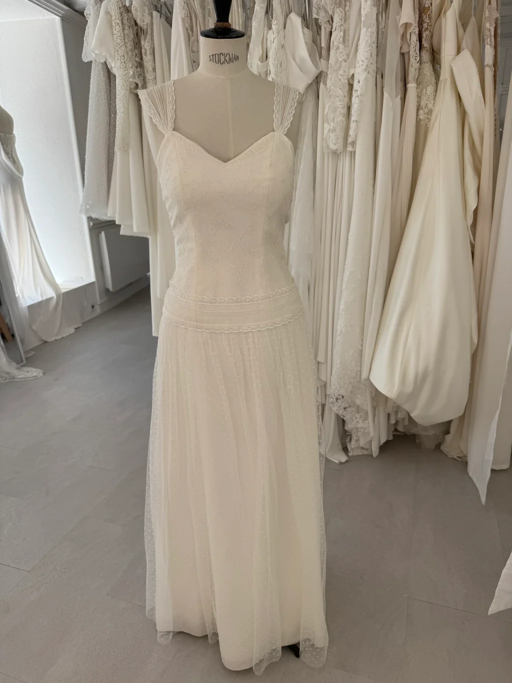 Robe de mariée Cindy en promotion, de face sur mannequin, jupe longue fluide