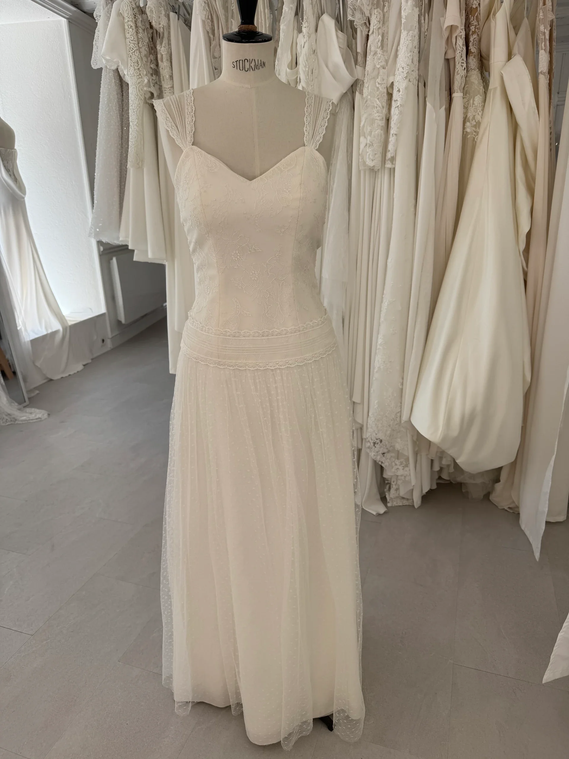 Robe de mariée Cindy en promotion, de face sur mannequin, jupe longue fluide