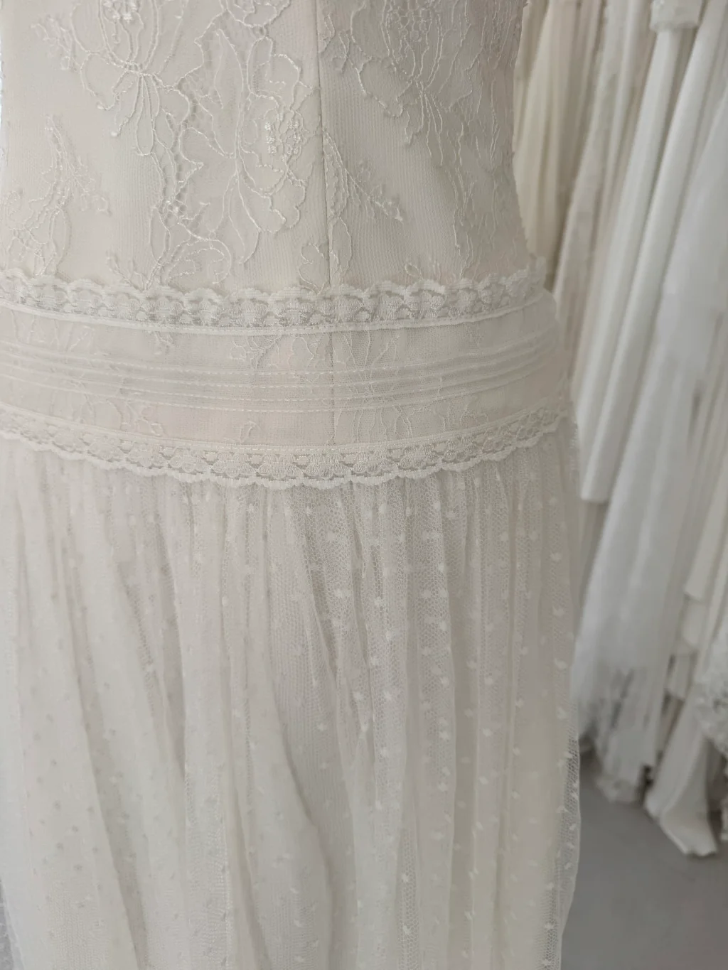Robe de mariée Cindy en promotion, détail de la taille et des incrustations de dentelle