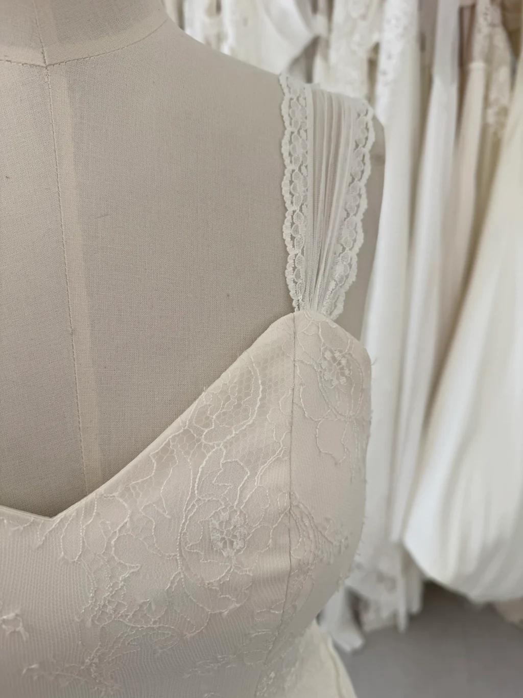 Robe de mariée Cindy en promotion, détail du buste et des fines bretelles