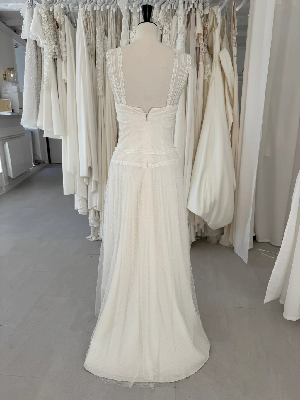 Robe de mariée Cindy en promotion, vue de dos au showroom, jupe fluide