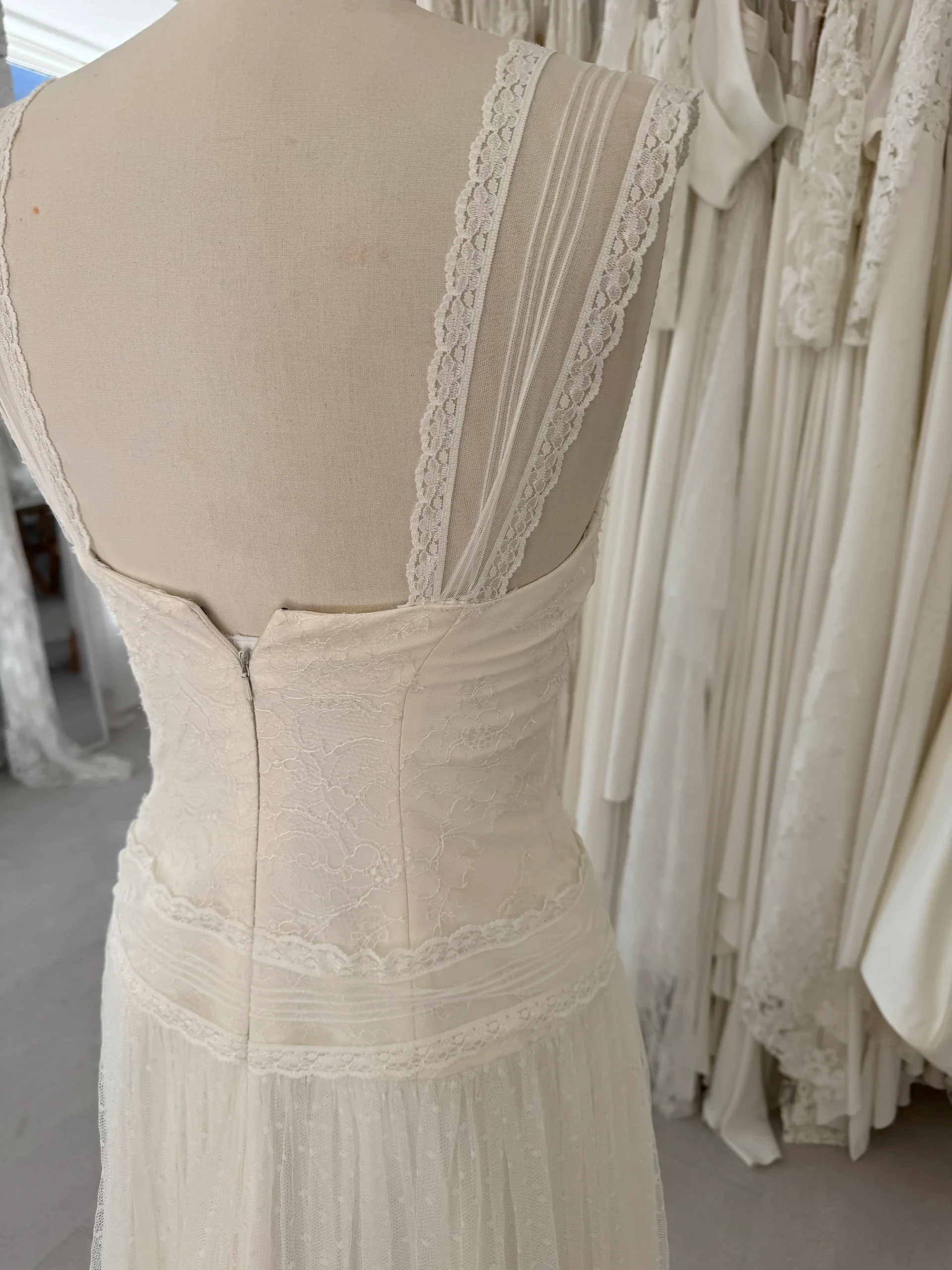 Robe de mariée Cindy en promotion, détail du dos plissé et de la fermeture