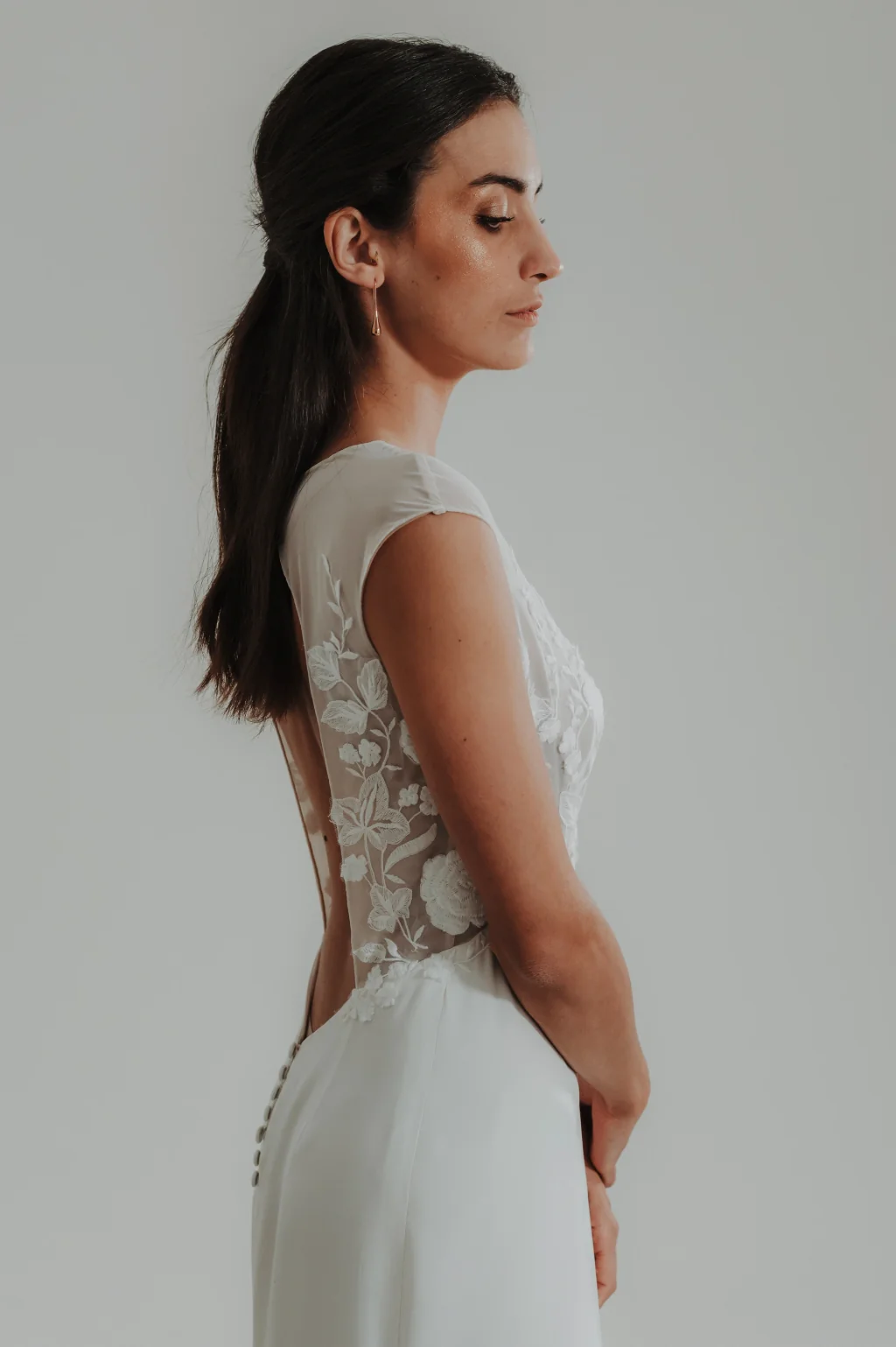 Robe de mariée Cooper en promotion, de profil, dos en dentelle transparente et boutons