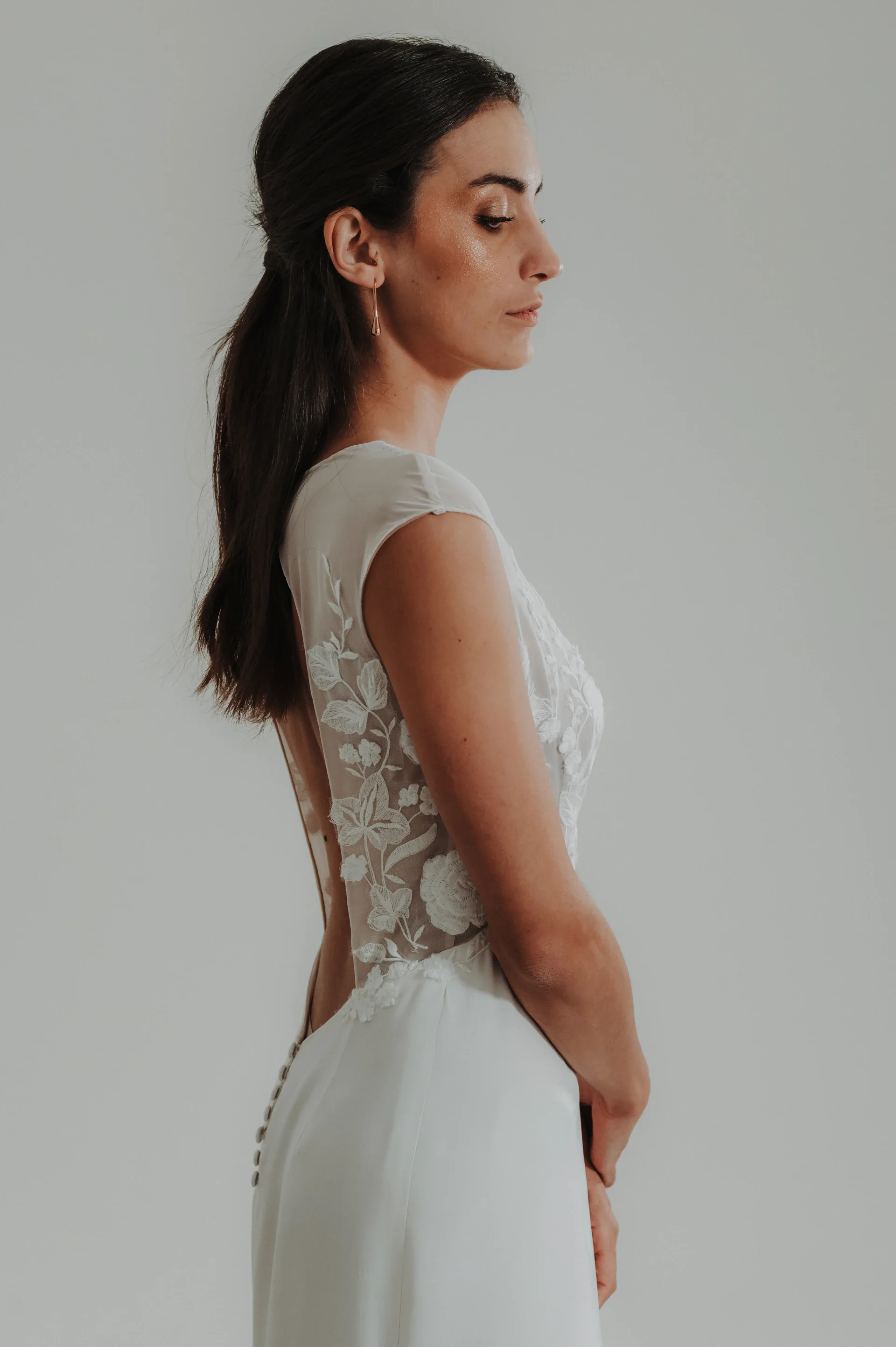 Robe de mariée Cooper en promotion, de profil, dos en dentelle transparente et boutons