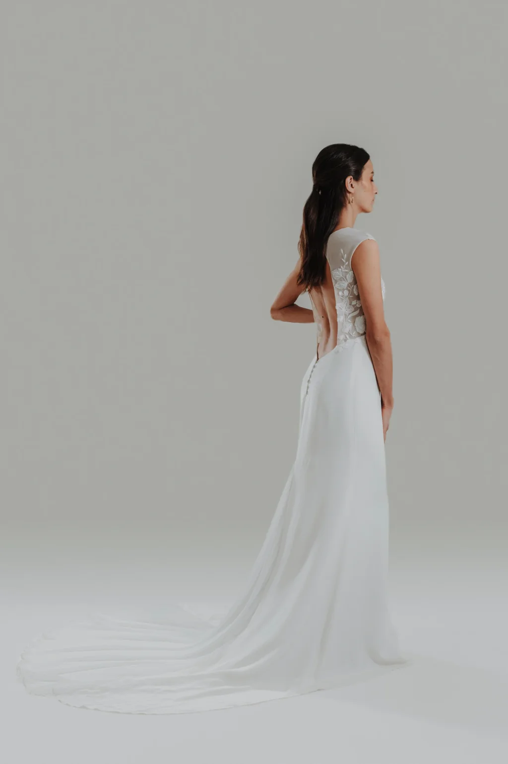 Robe de mariée Cooper en promotion, vue de dos, jupe droite et traîne au sol