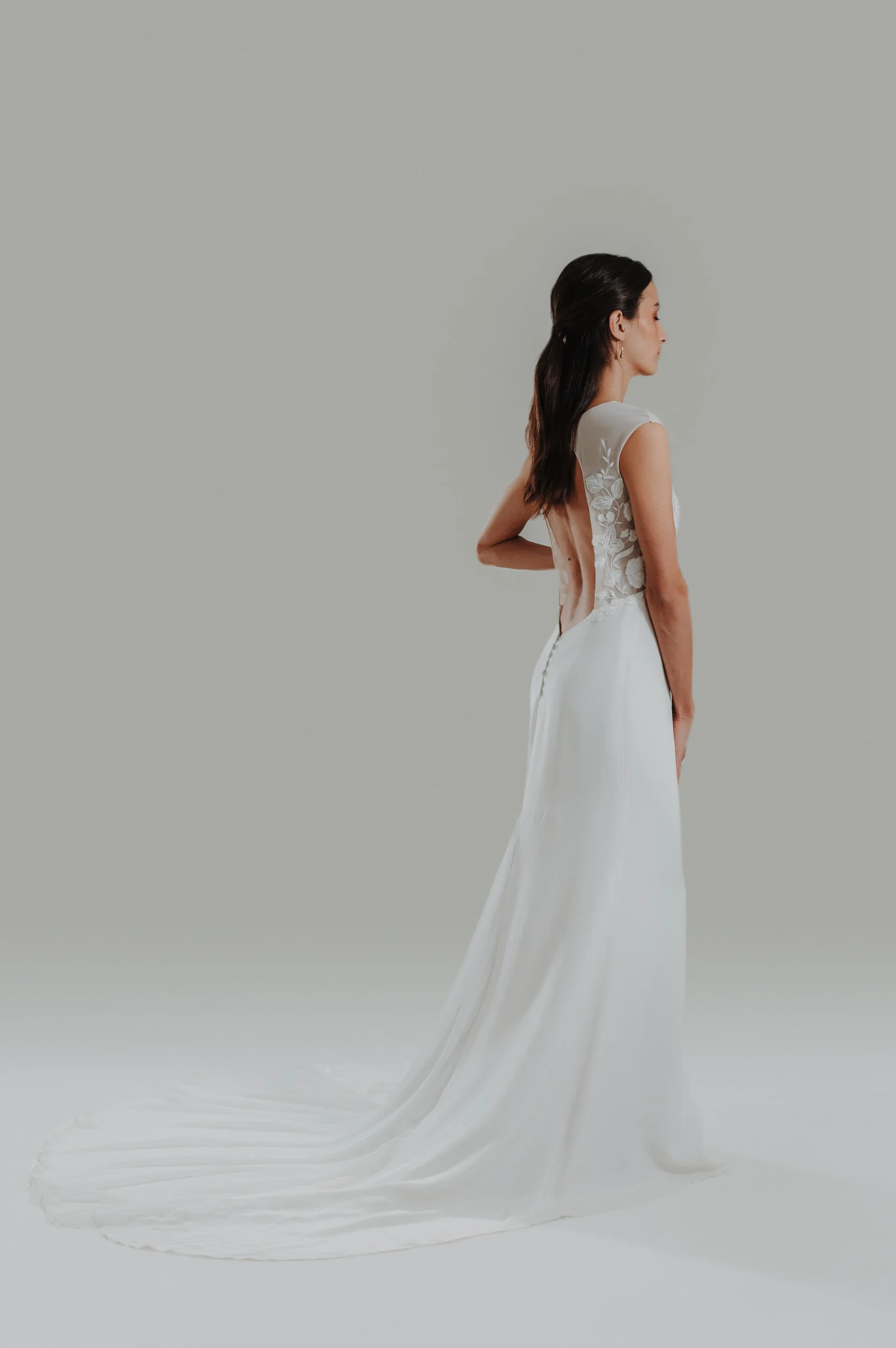 Robe de mariée Cooper en promotion, vue de dos, jupe droite et traîne au sol
