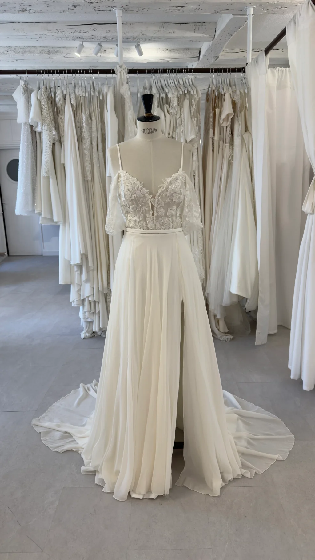 Robe de mariée Fentine en promotion, haut en dentelle et jupe fendue, sur mannequin