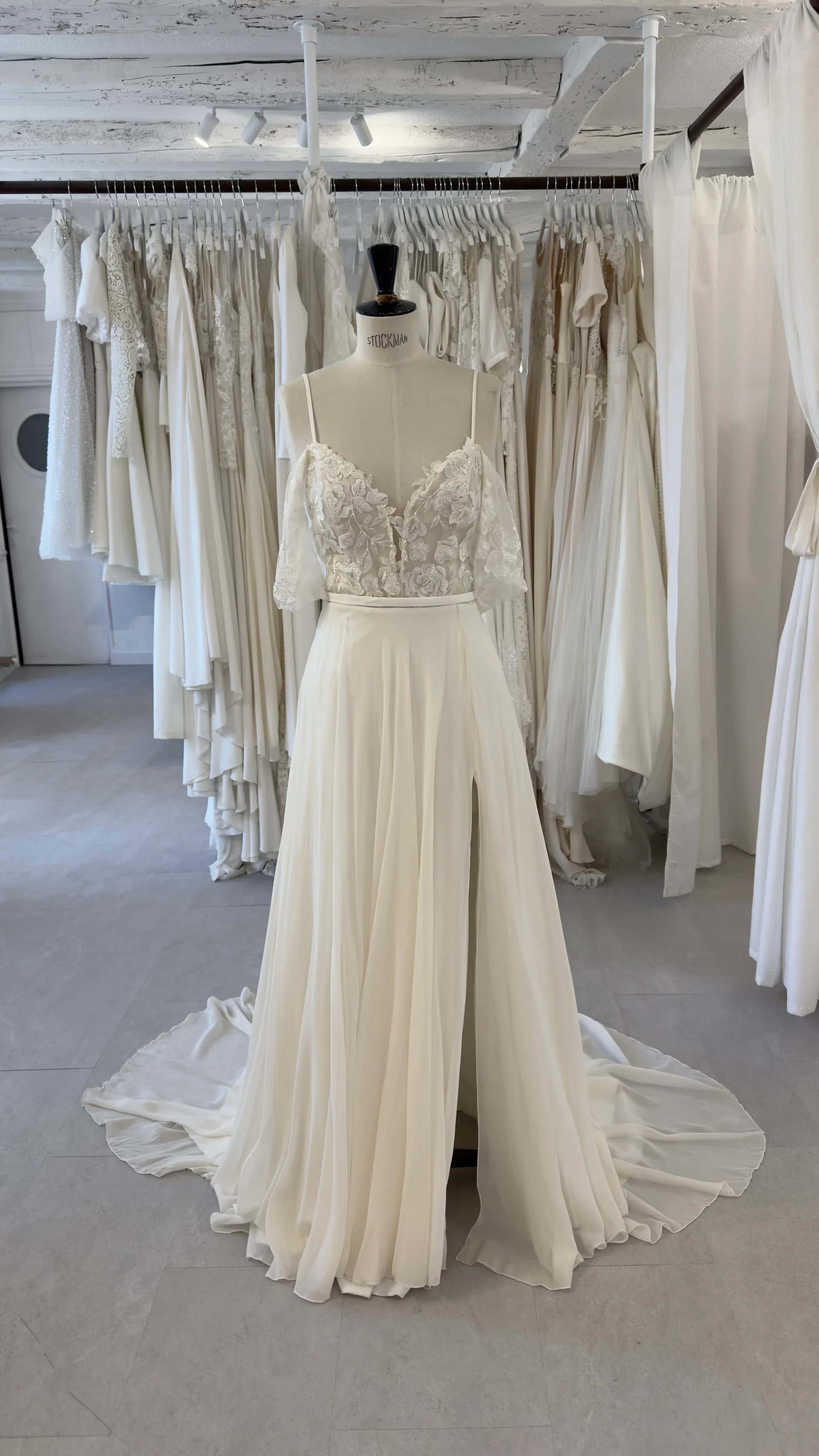 Robe de mariée Fentine en promotion, haut en dentelle et jupe fendue, sur mannequin