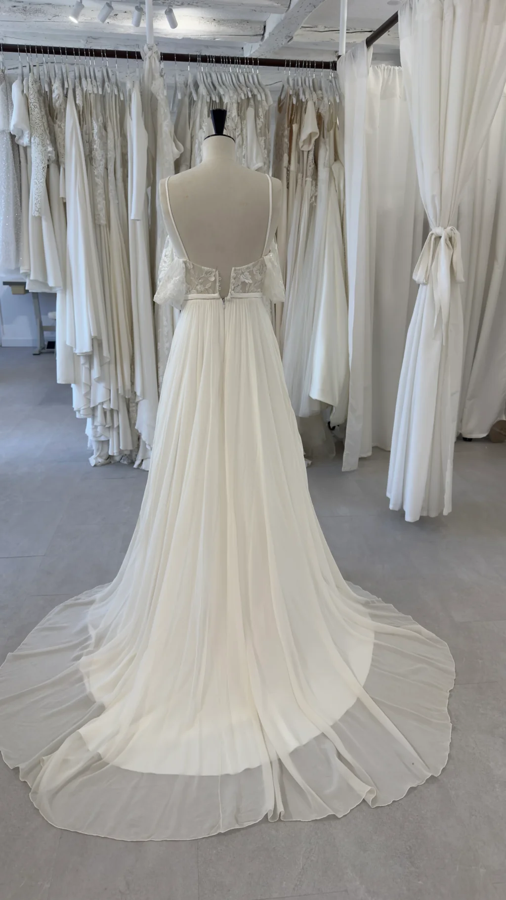 Robe de mariée Fentine en promotion, sur mannequin vue de dos, dos nu et longue traîne
